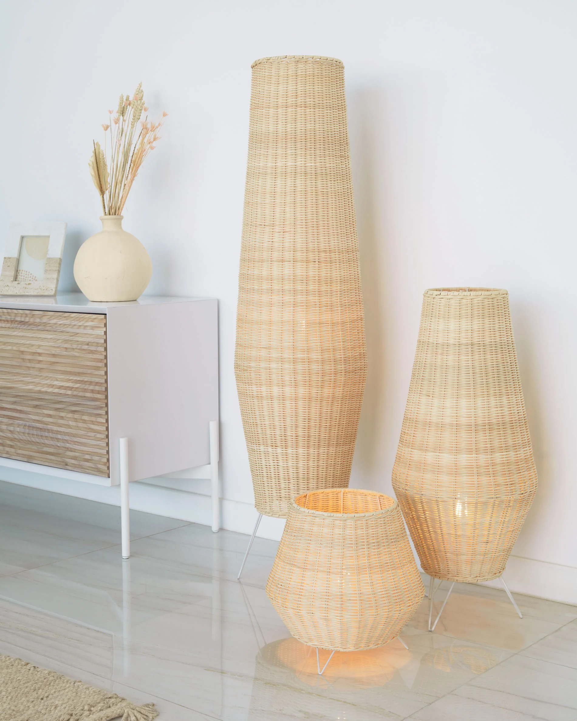 Kamaria mittelgroße Tischlampe aus Rattan mit natürlichem Finish - Image 2