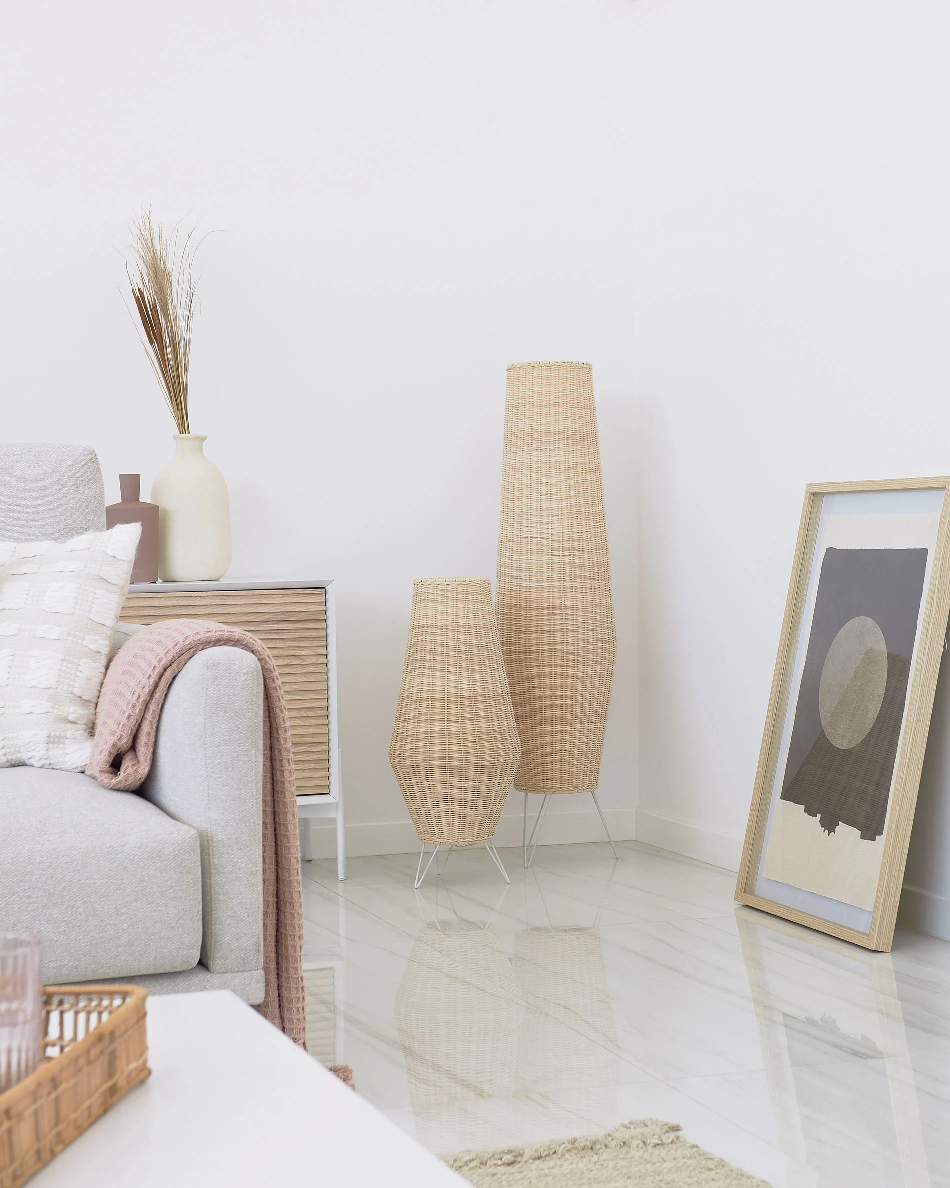 Kamaria mittelgroße Tischlampe aus Rattan mit natürlichem Finish - Image 3