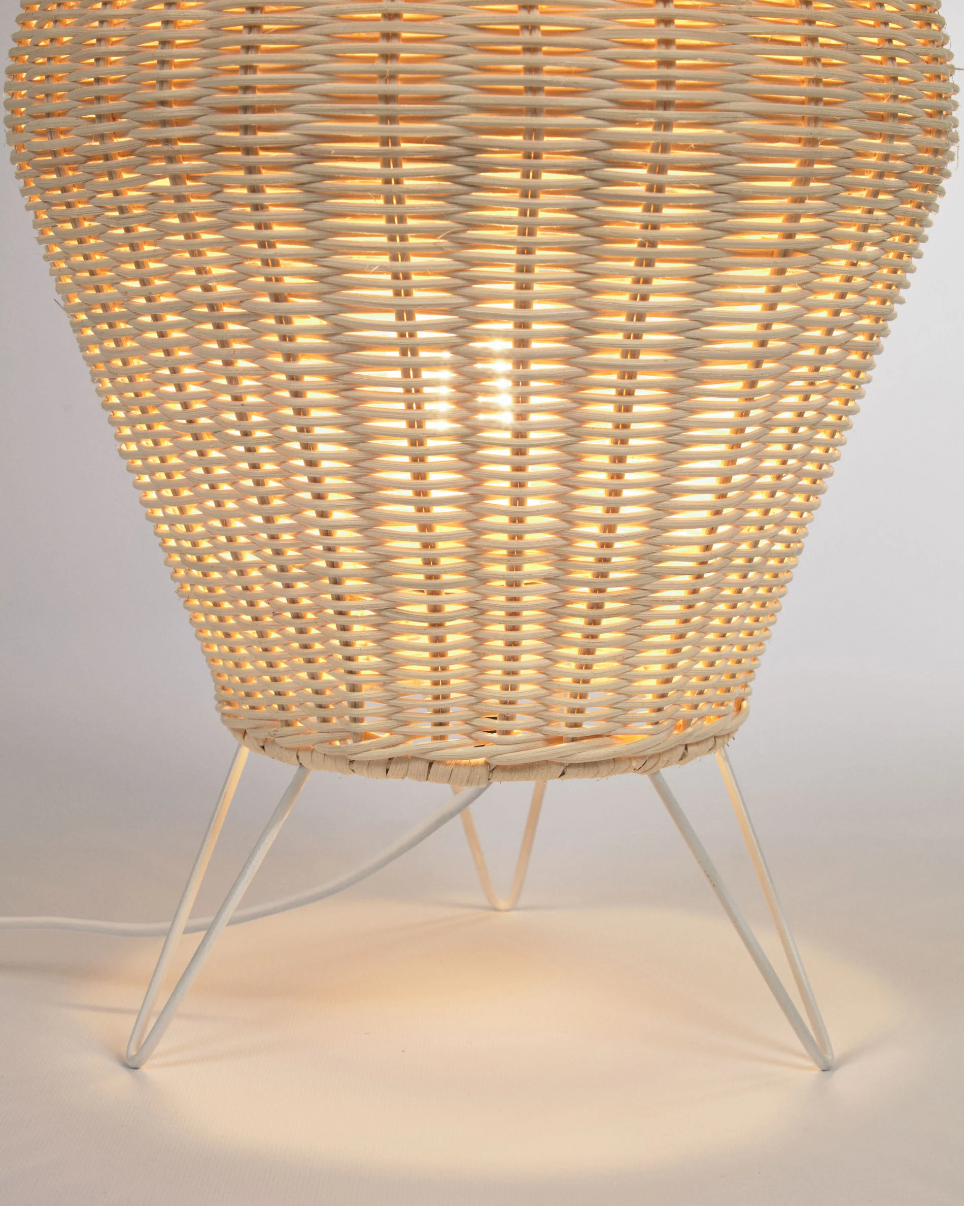 Kamaria mittelgroße Tischlampe aus Rattan mit natürlichem Finish - Image 4