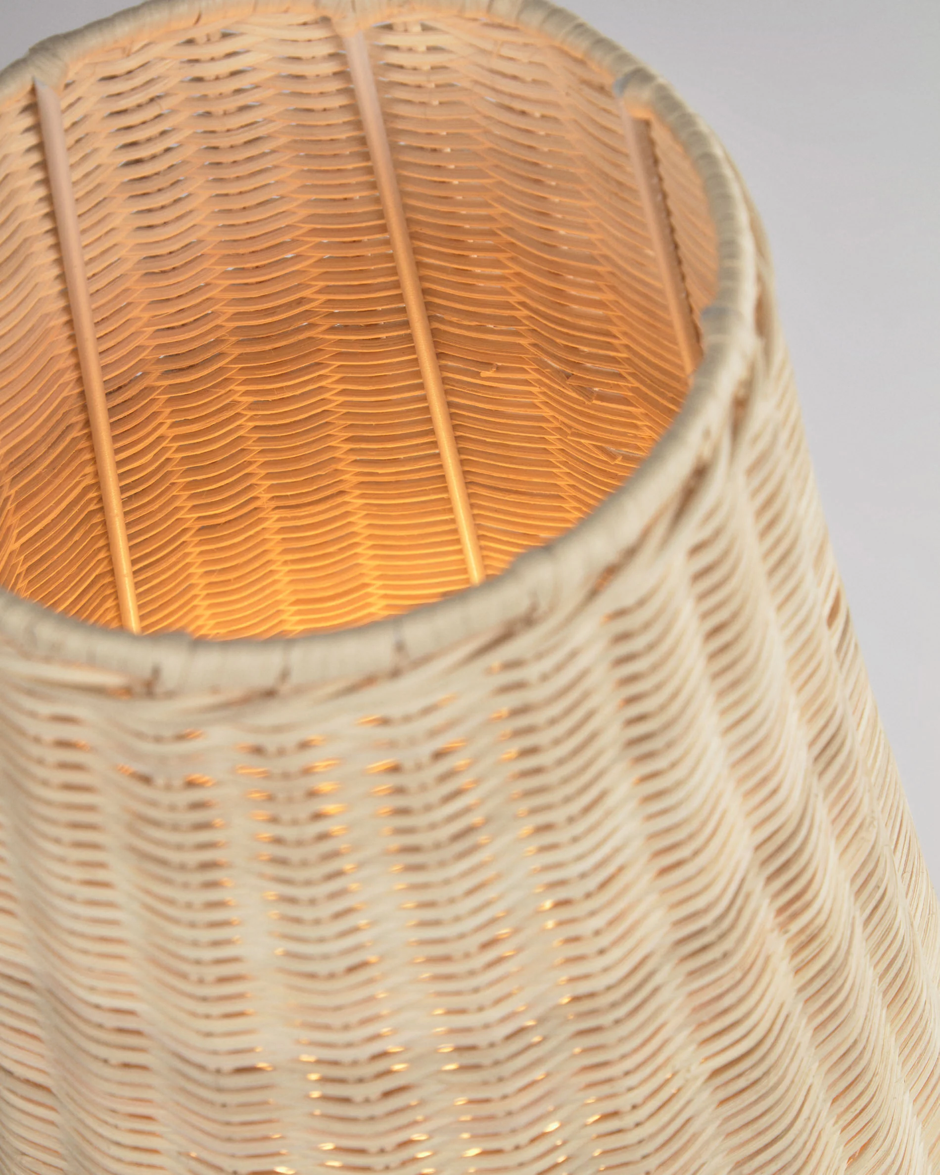 Kamaria mittelgroße Tischlampe aus Rattan mit natürlichem Finish - Image 5
