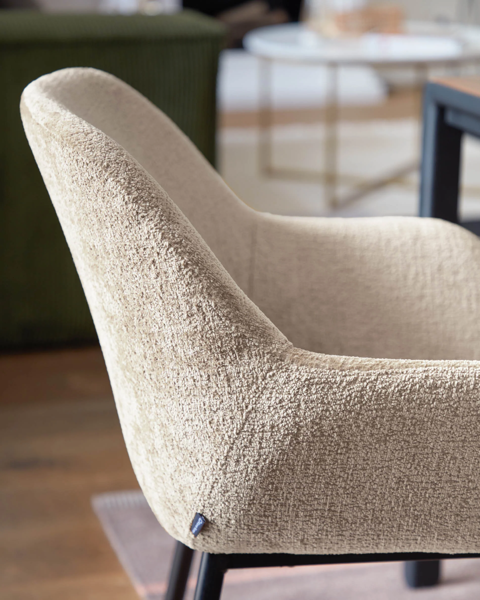 Konna Stuhl aus beiger Chenille mit schwarz lackierten Stahlbeinen - Image 7