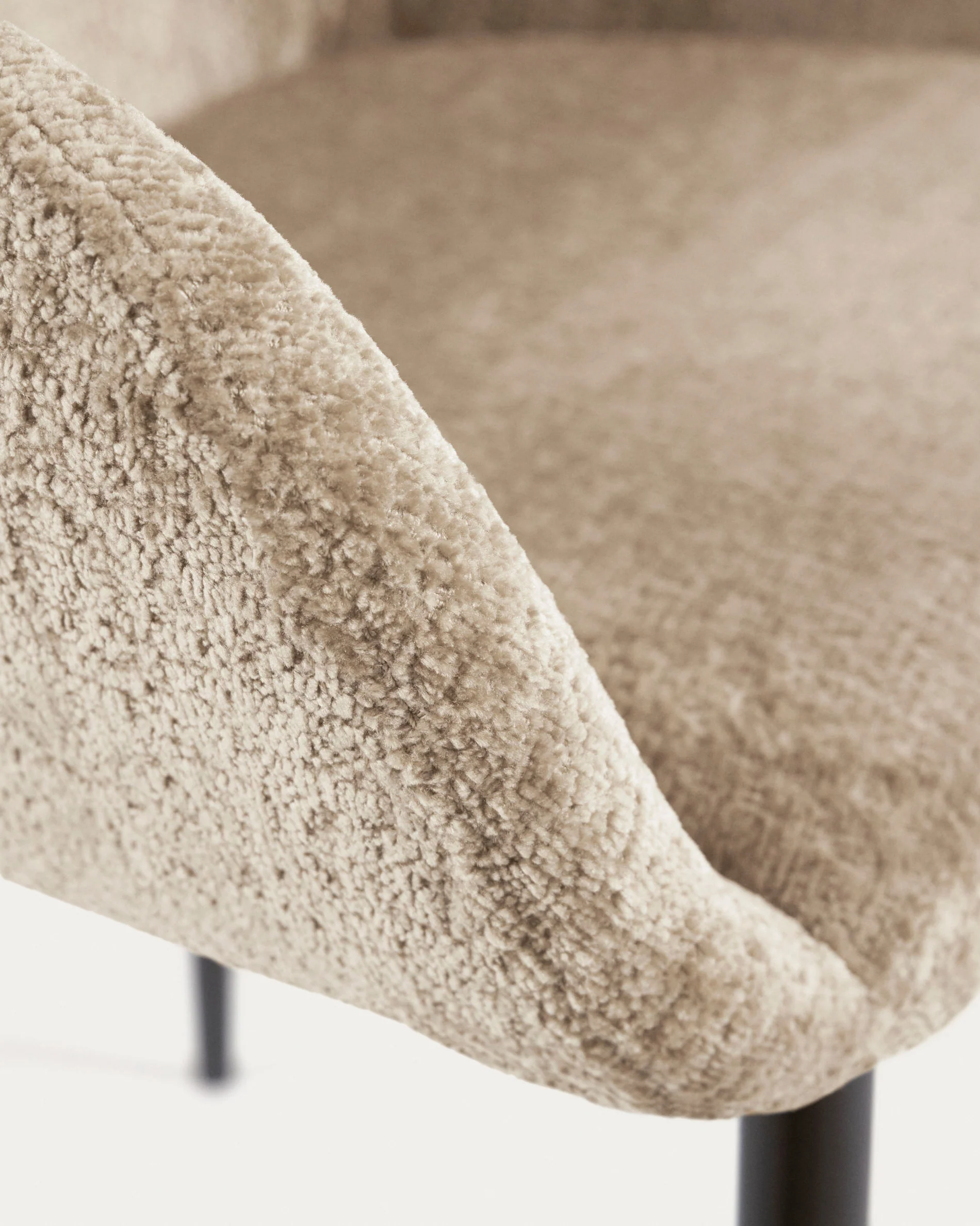 Konna Stuhl aus beiger Chenille mit schwarz lackierten Stahlbeinen - Image 8