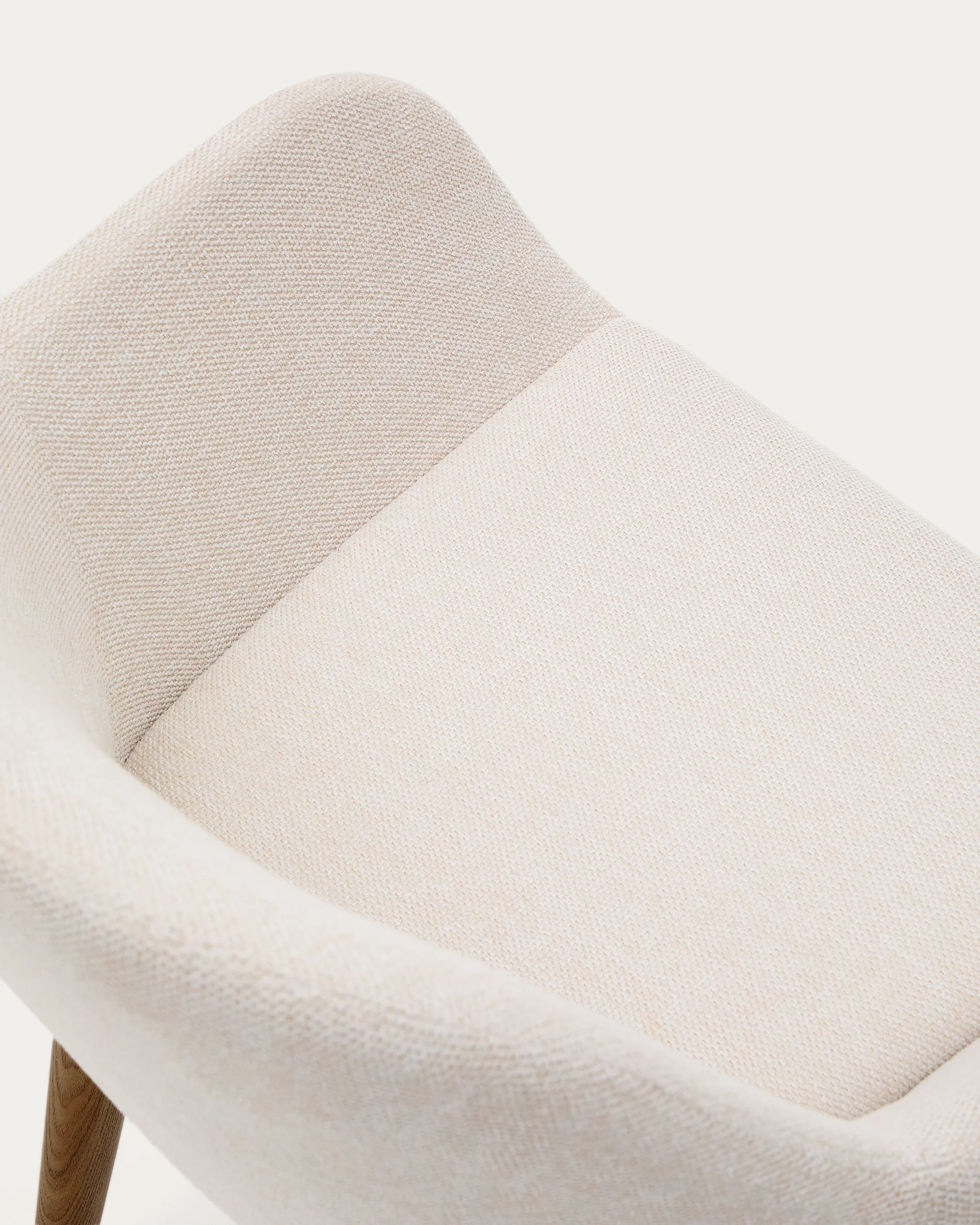 Konna Stuhl in Beige und Beine aus massivem Eschenholz mit dunklem Finish - Image 12