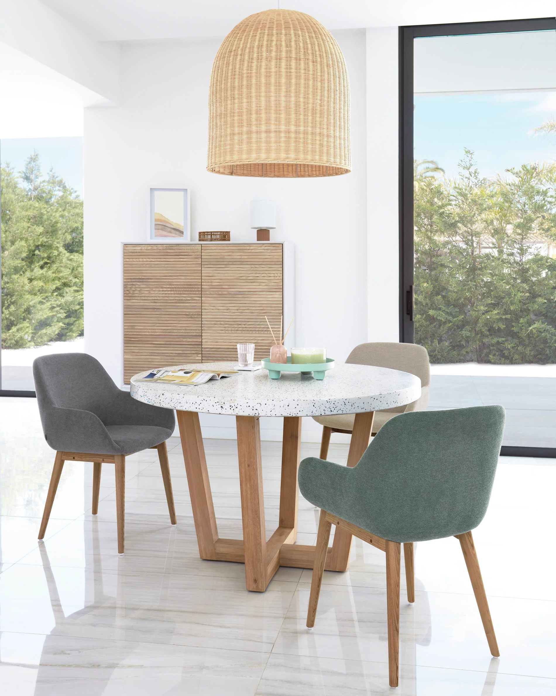 Konna Stuhl in Grün und Beine aus massivem Eschenholz mit dunklem Finish - Image 6