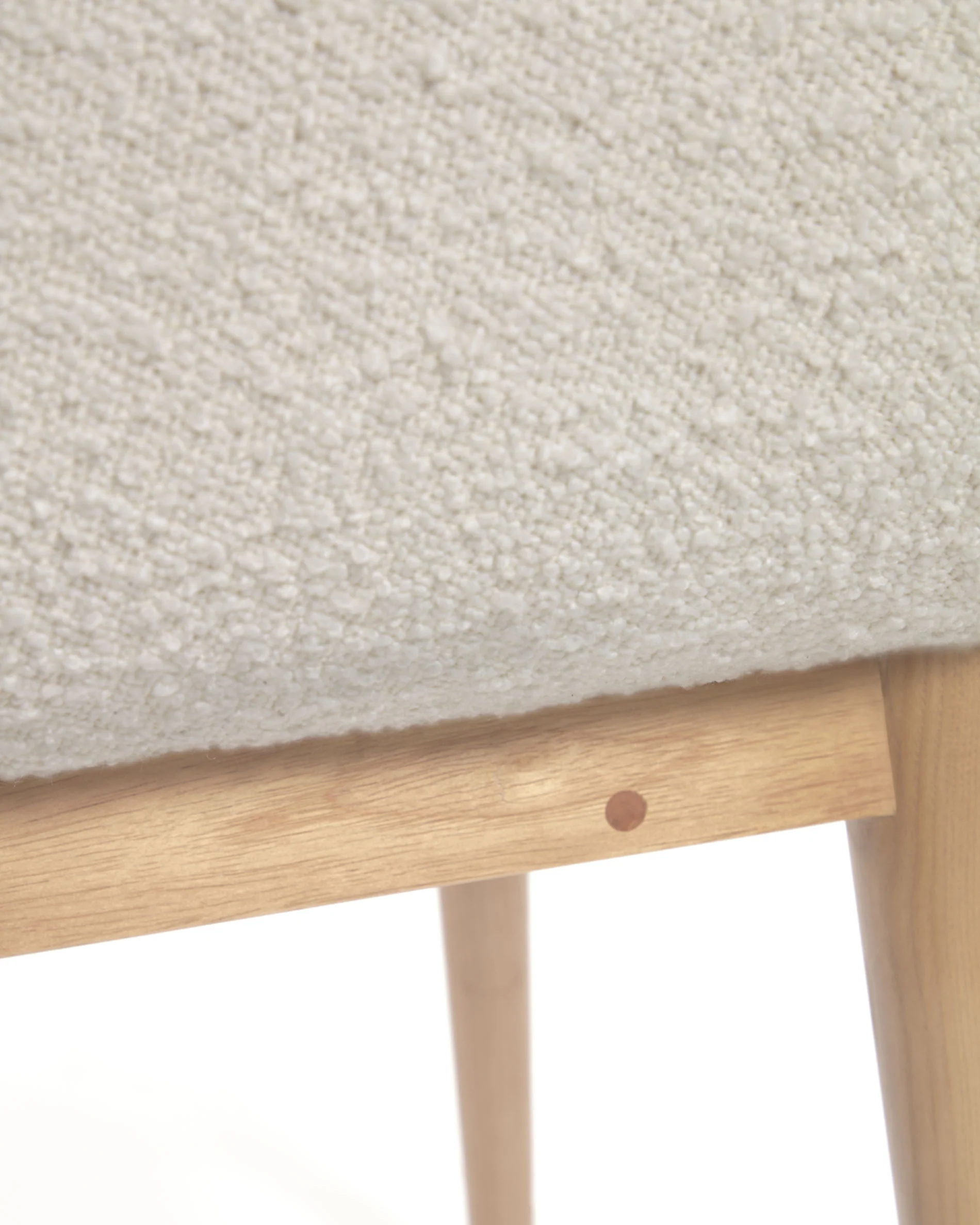 Konna Stuhl mit Bouclé-Bezug weiß Beine aus massivem Eschenholz mit natürlichem Finish - Image 10