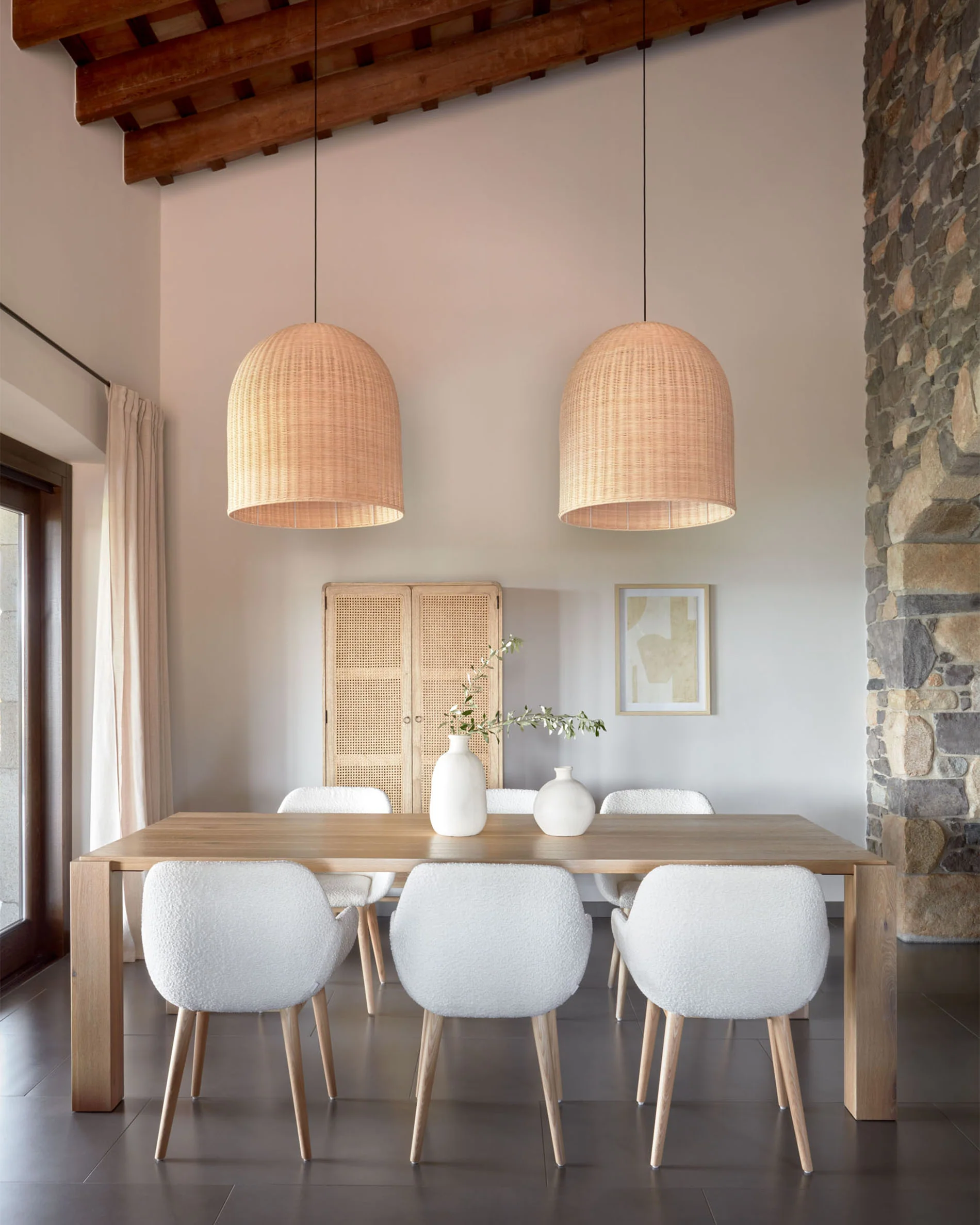 Konna Stuhl mit Bouclé-Bezug weiß Beine aus massivem Eschenholz mit natürlichem Finish - Image 6