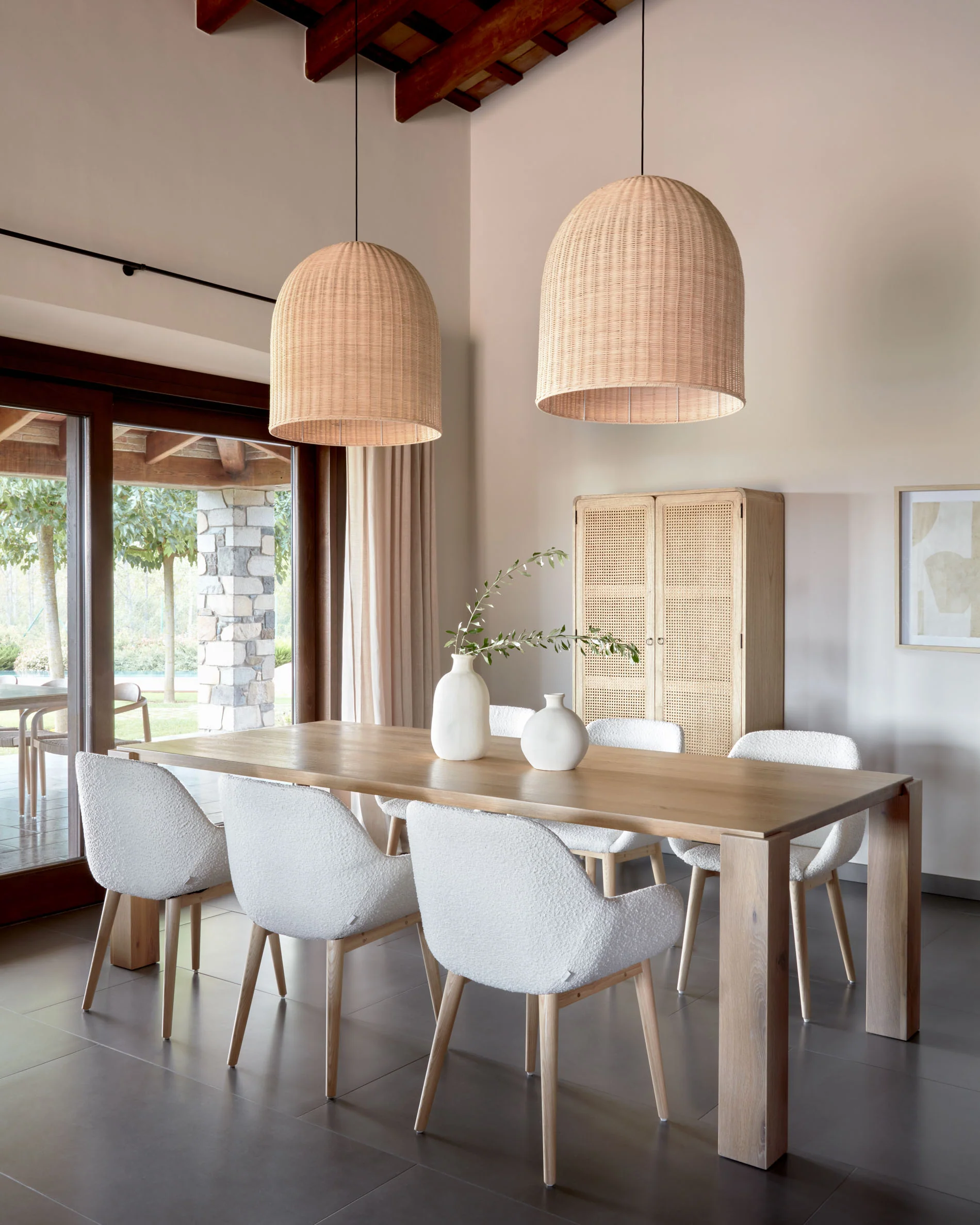 Konna Stuhl mit Bouclé-Bezug weiß Beine aus massivem Eschenholz mit natürlichem Finish - Image 7