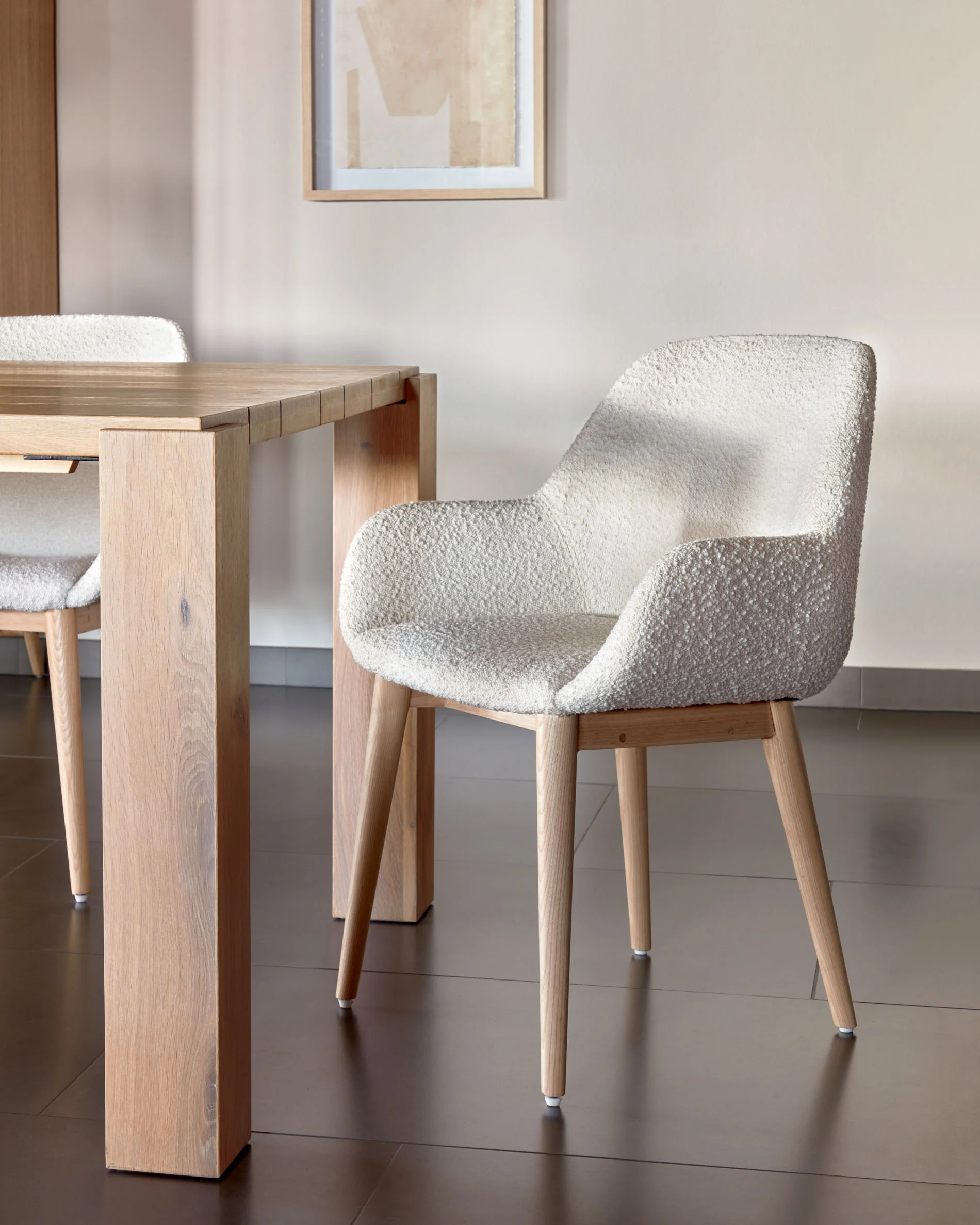 Konna Stuhl mit Bouclé-Bezug weiß Beine aus massivem Eschenholz mit natürlichem Finish - Image 8