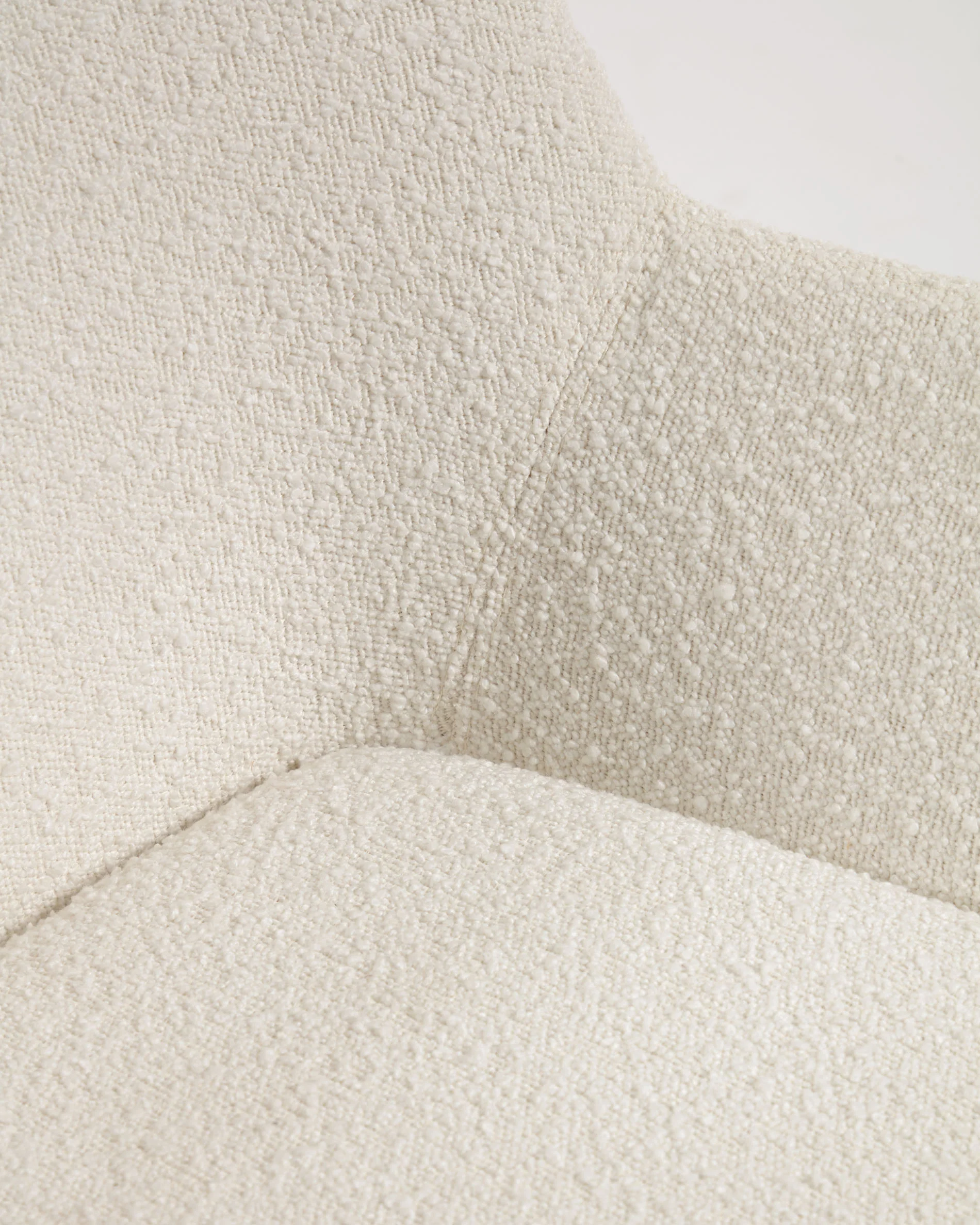 Konna Stuhl mit Bouclé-Bezug weiß Beine aus massivem Eschenholz mit natürlichem Finish - Image 9