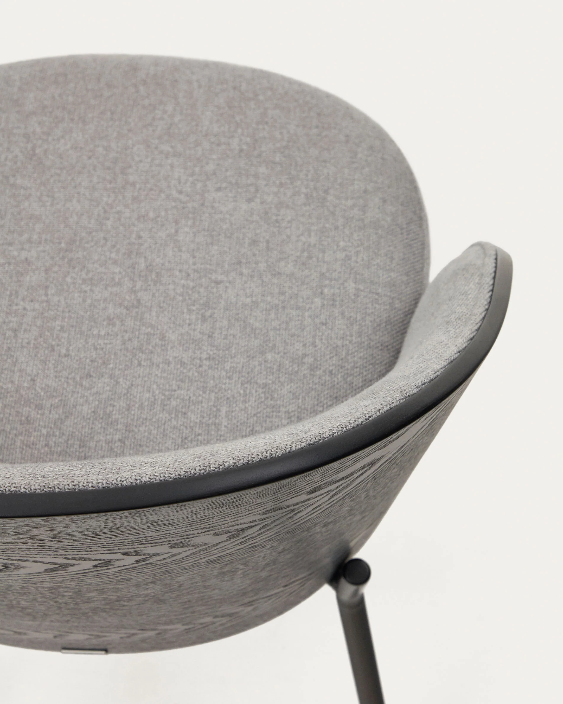 Eamy Stuhl hellgrau Eschenfurnier mit schwarzem Finish und Metall in Schwarz - Image 12