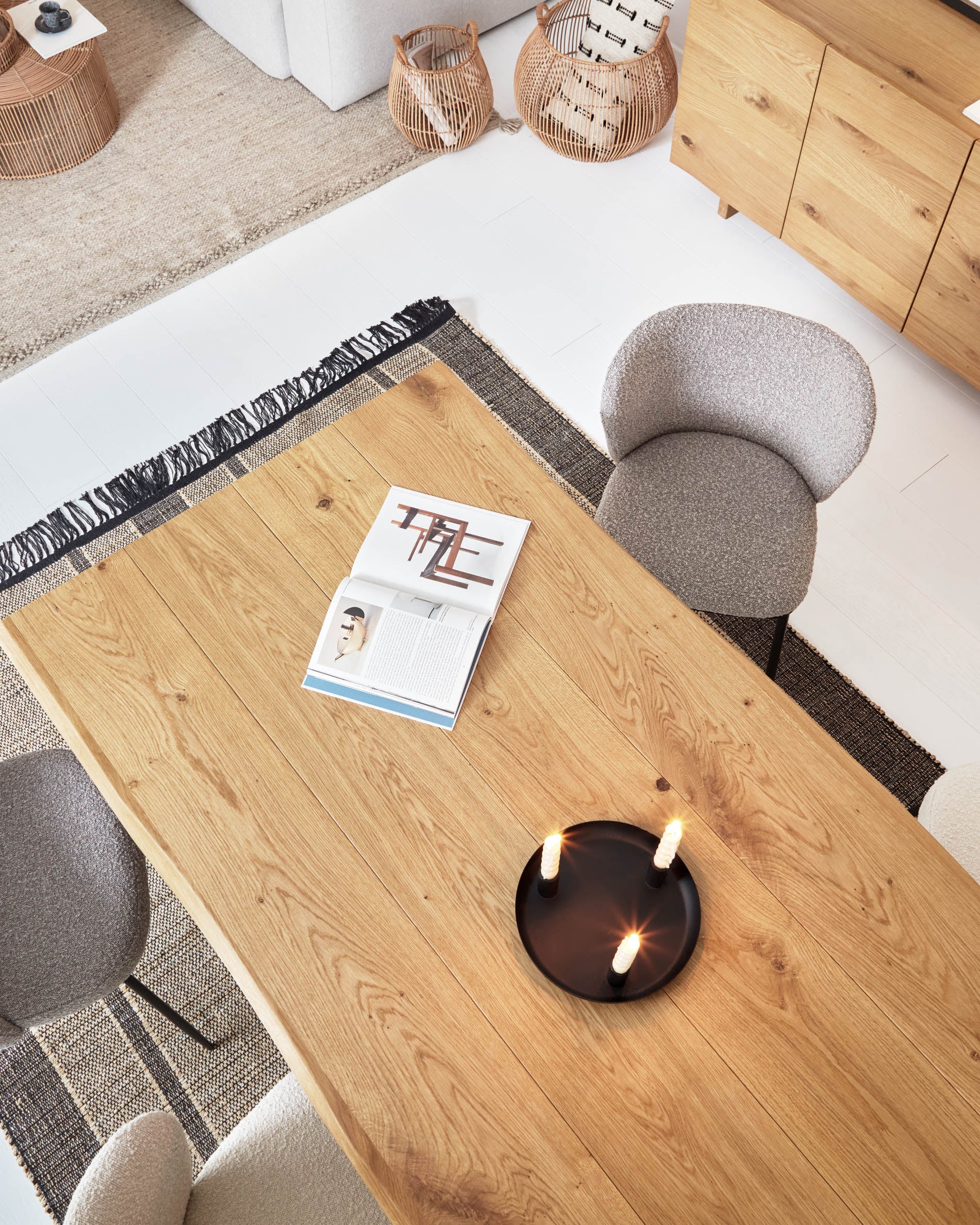 Lotty Tisch Eichenfurnier mit natürlichem Finish und Glasbeinen 220 x 100 cm - Image 3