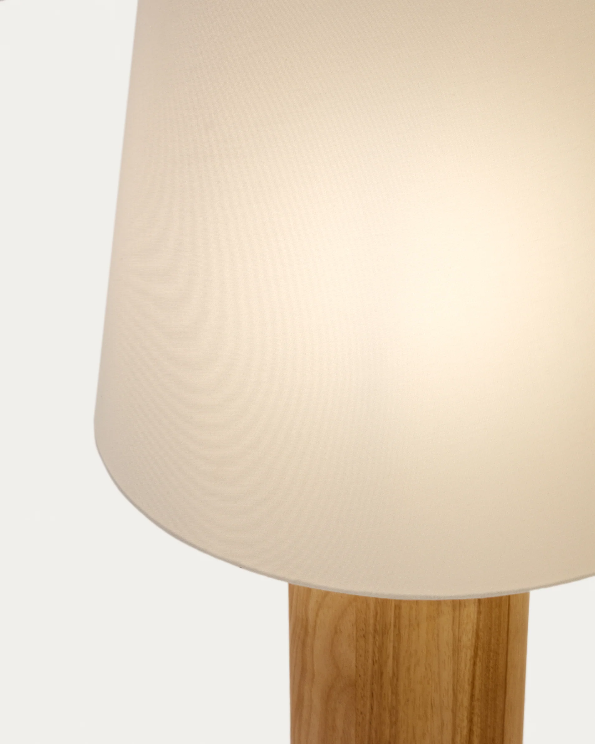 Marga Stehleuchte aus Massivholz mit natürlichem Finish - Image 4