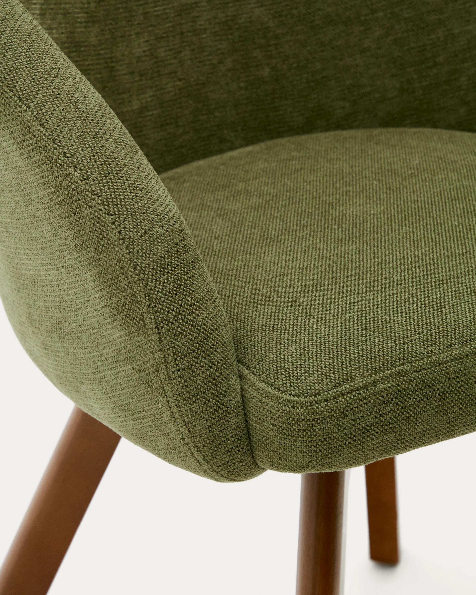 Marvin Drehstuhl mit grüner Chenille Beine aus massiver Buche mit Nussholzfinish - Image 10