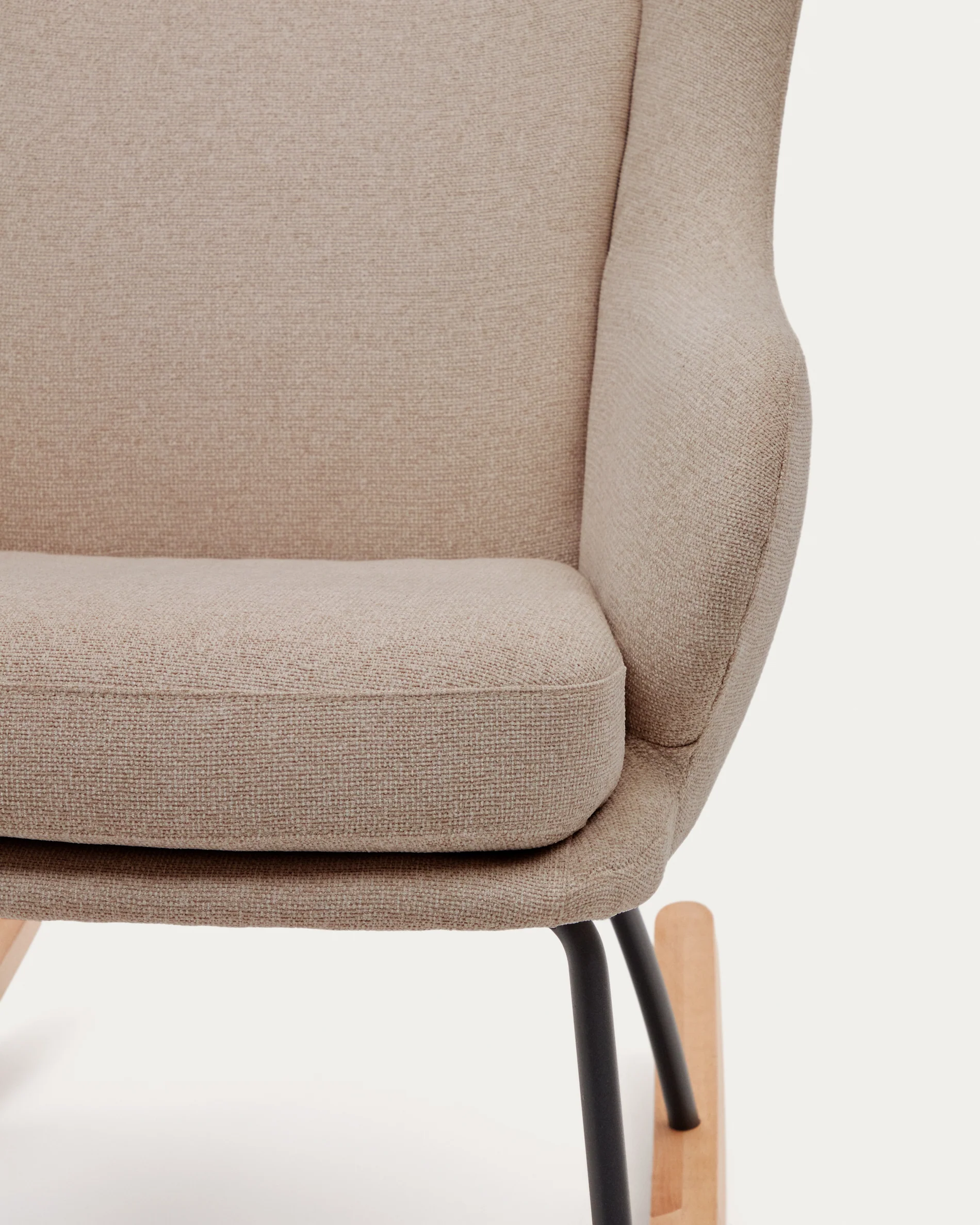 Maustin Schaukelstuhl mit Chenille in Beige und Gestell aus Stahl und Buchenholz - Image 9