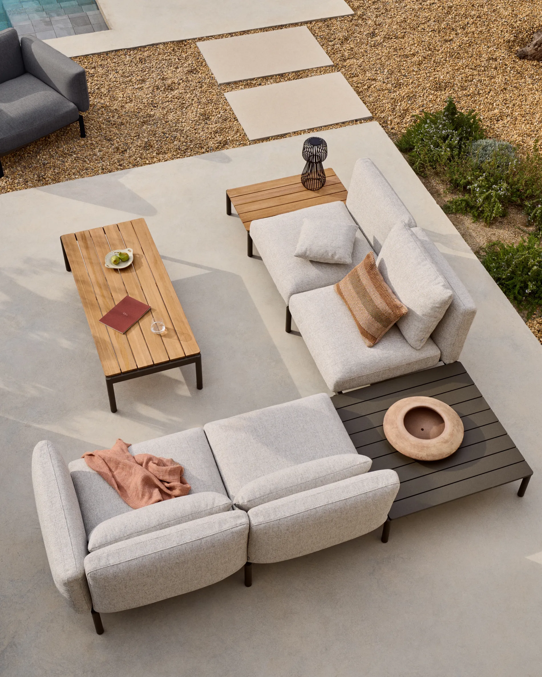 Modulares Outdoor-Ecksofa Sorells mit 4 Sitzplätzen mit beigefarbener Polsterung und grauem Aluminium, mit Tisch aus Teakholz, 353 x 316,5 cm, FSC 100 % - Image 2