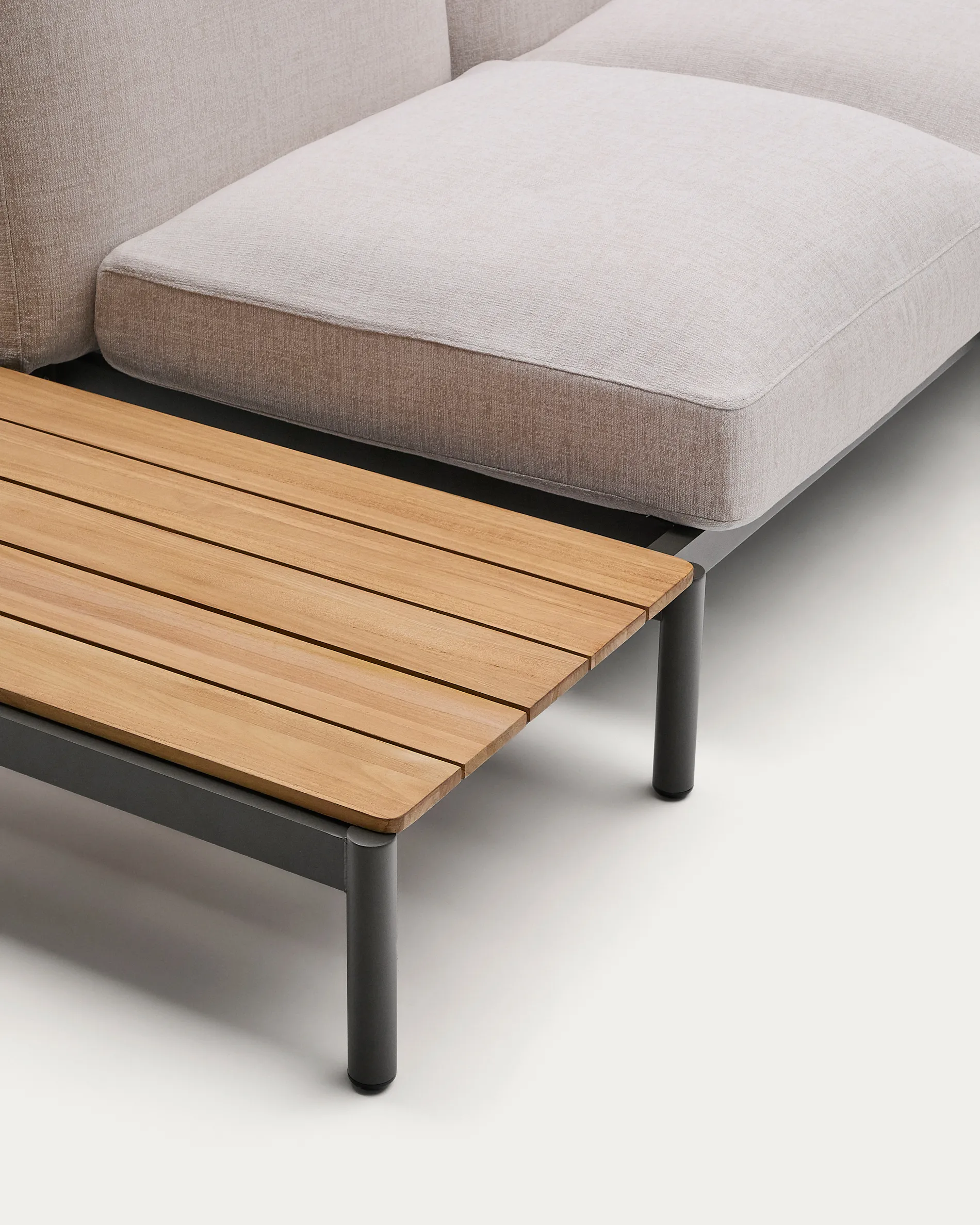 Modulares Outdoor-Ecksofa Sorells mit 4 Sitzplätzen mit beigefarbener Polsterung und grauem Aluminium, mit Tisch aus Teakholz, 353 x 316,5 cm, FSC 100 % - Image 3