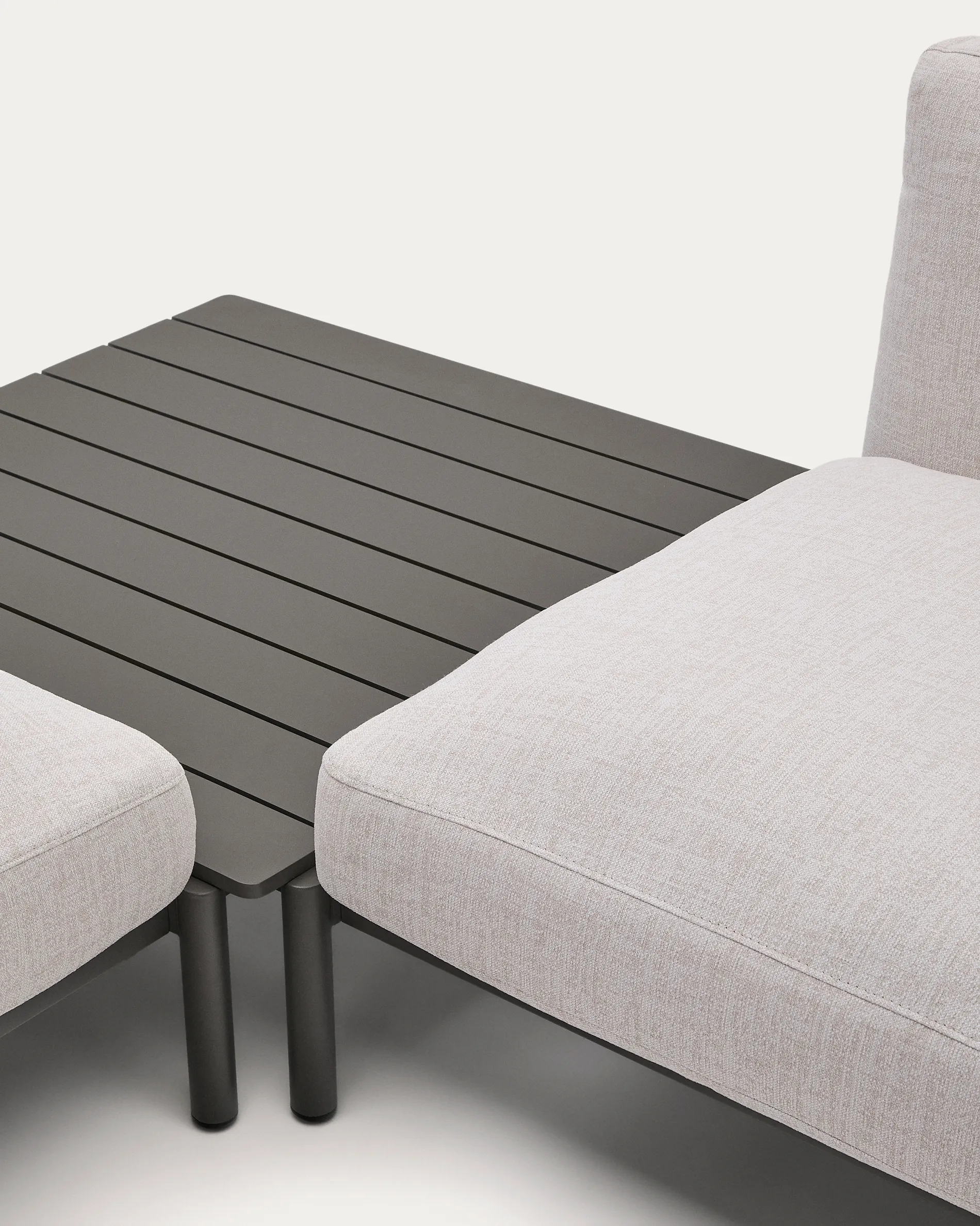 Modulares Outdoor-Ecksofa Sorells mit 4 Sitzplätzen mit beigefarbener Polsterung und grauem Aluminium, mit Tisch aus Teakholz, 353 x 316,5 cm, FSC 100 % - Image 4