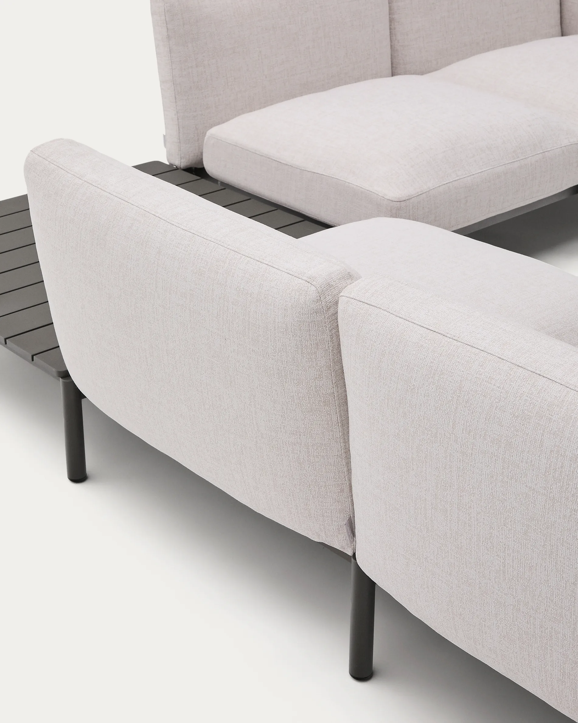Modulares Outdoor-Ecksofa Sorells mit 4 Sitzplätzen mit beigefarbener Polsterung und grauem Aluminium, mit Tisch aus Teakholz, 353 x 316,5 cm, FSC 100 % - Image 5