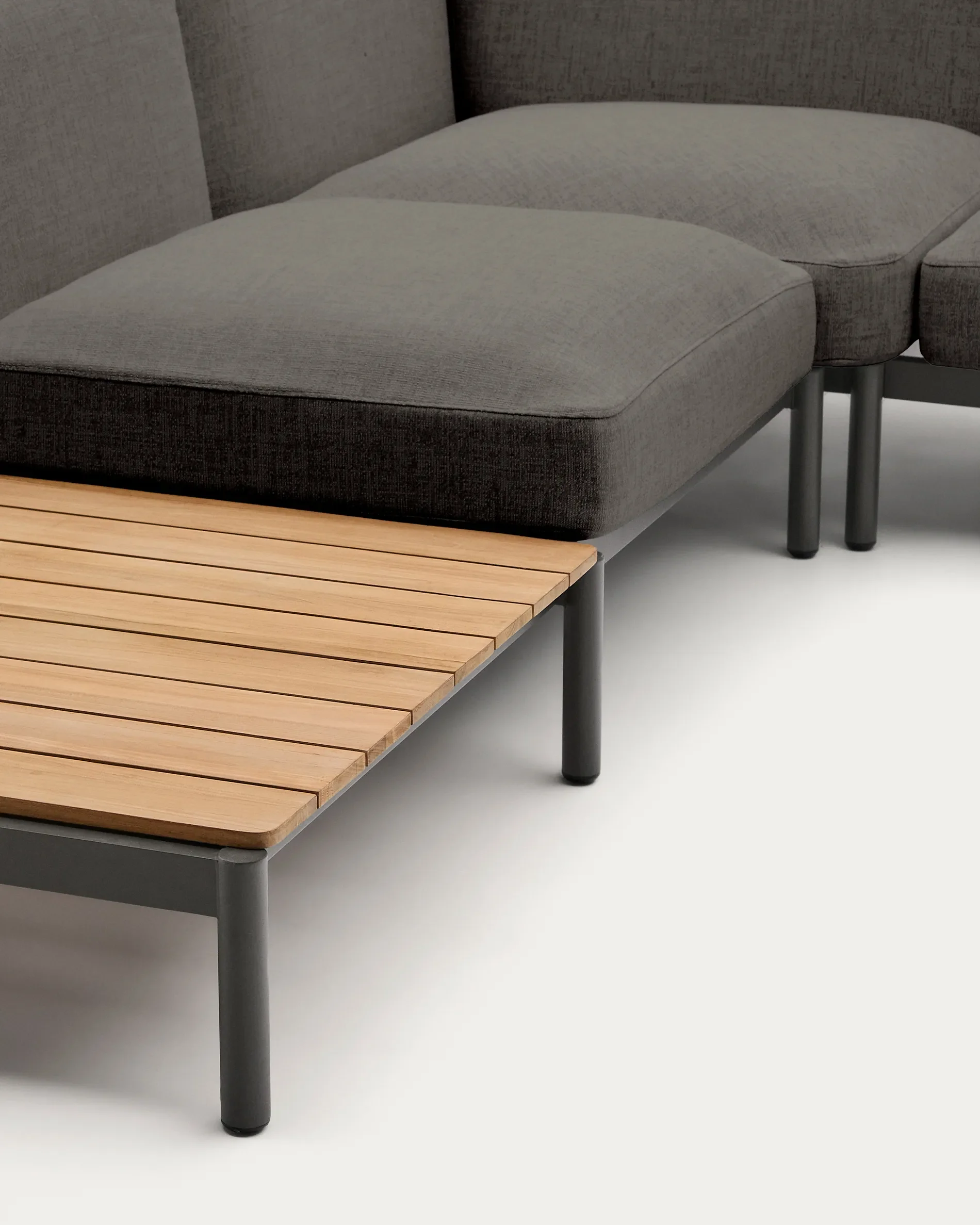 Modulares Outdoor-Ecksofa Sorells mit 5 Sitzplätzen mit grauer Polsterung und grauem Aluminium, mit Tischen aus Teakholz, 277 x 446 cm, FSC 100 % - Image 3