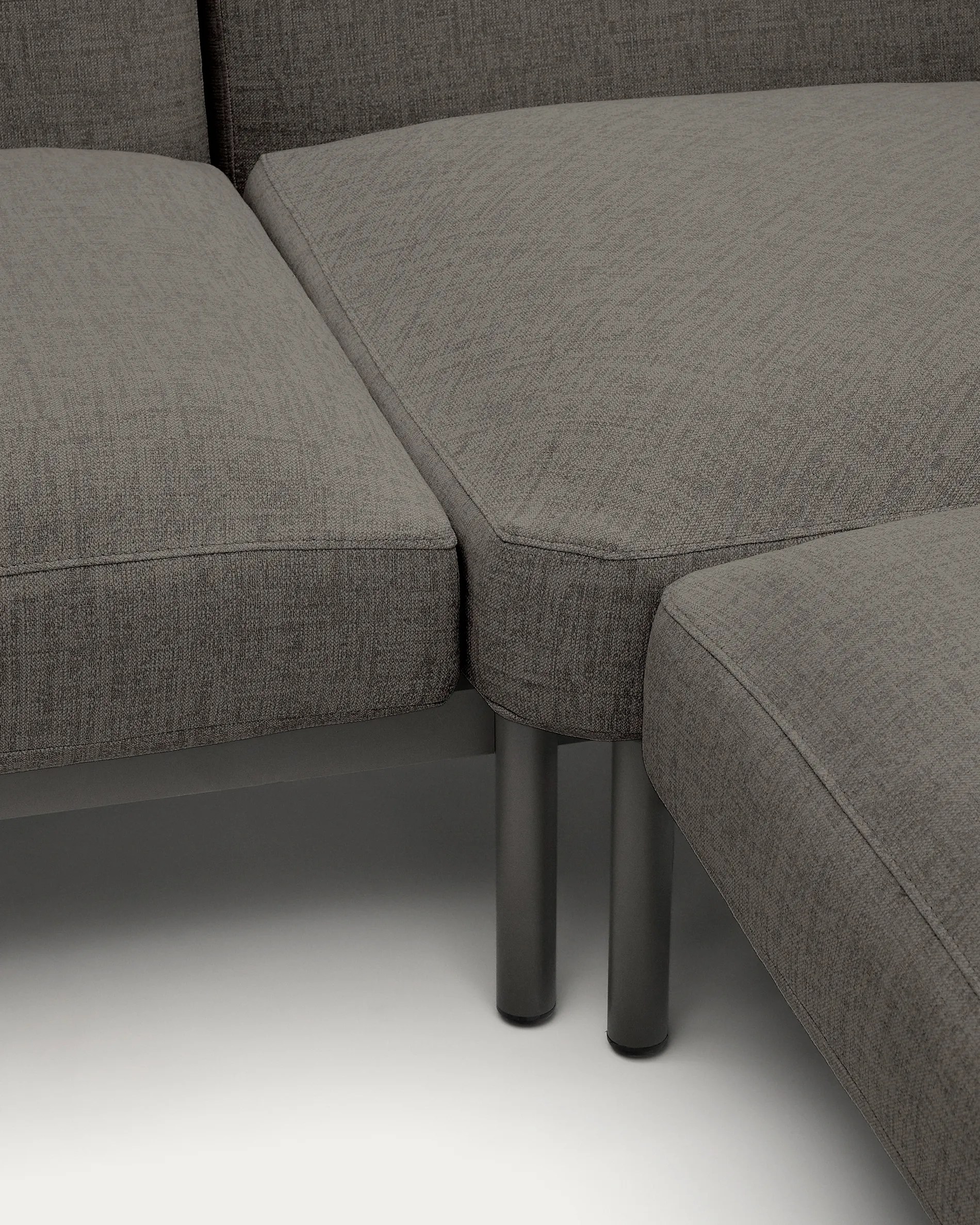 Modulares Outdoor-Ecksofa Sorells mit 5 Sitzplätzen mit grauer Polsterung und grauem Aluminium, mit Tischen aus Teakholz, 277 x 446 cm, FSC 100 % - Image 4