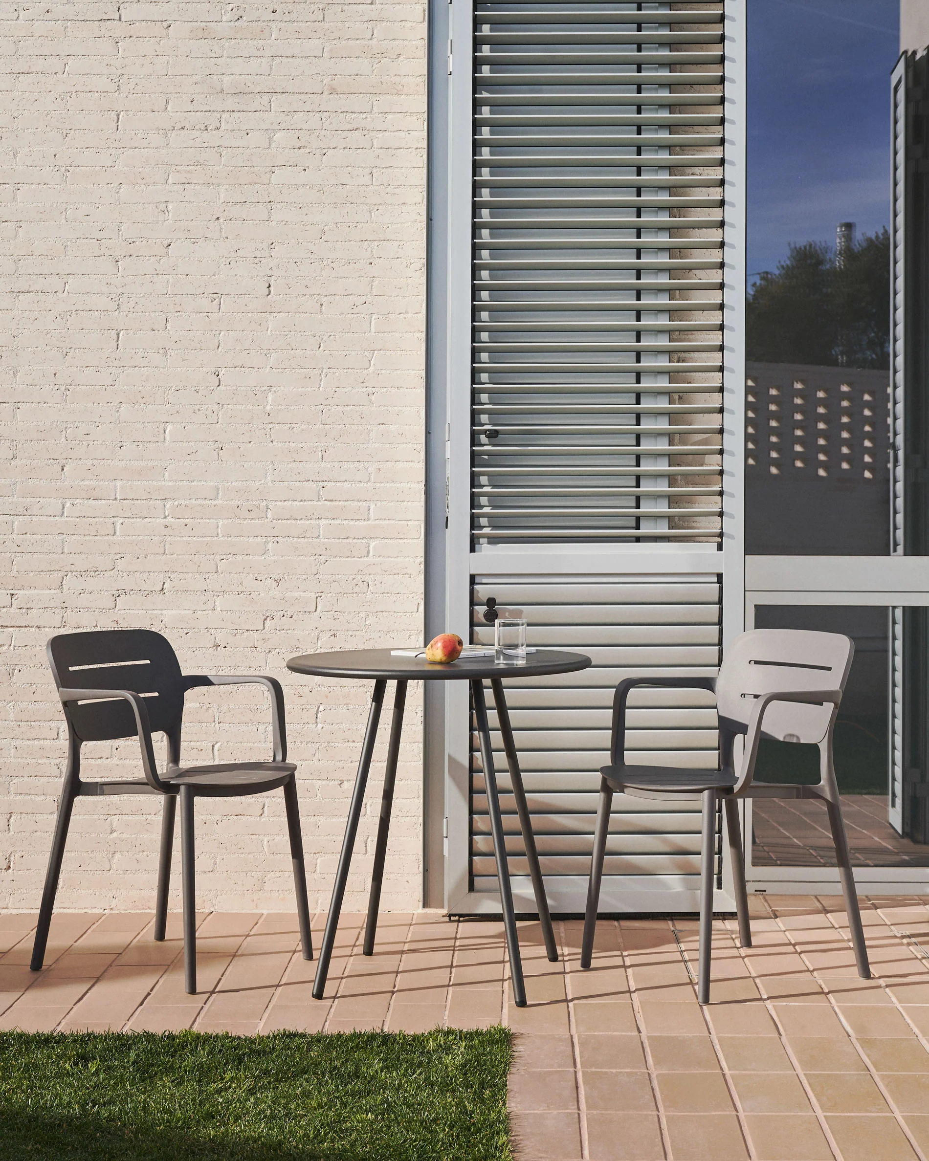 Montjoi runder Gartentisch aus Stahl mit grauem Finish Ø 70 cm - Image 2