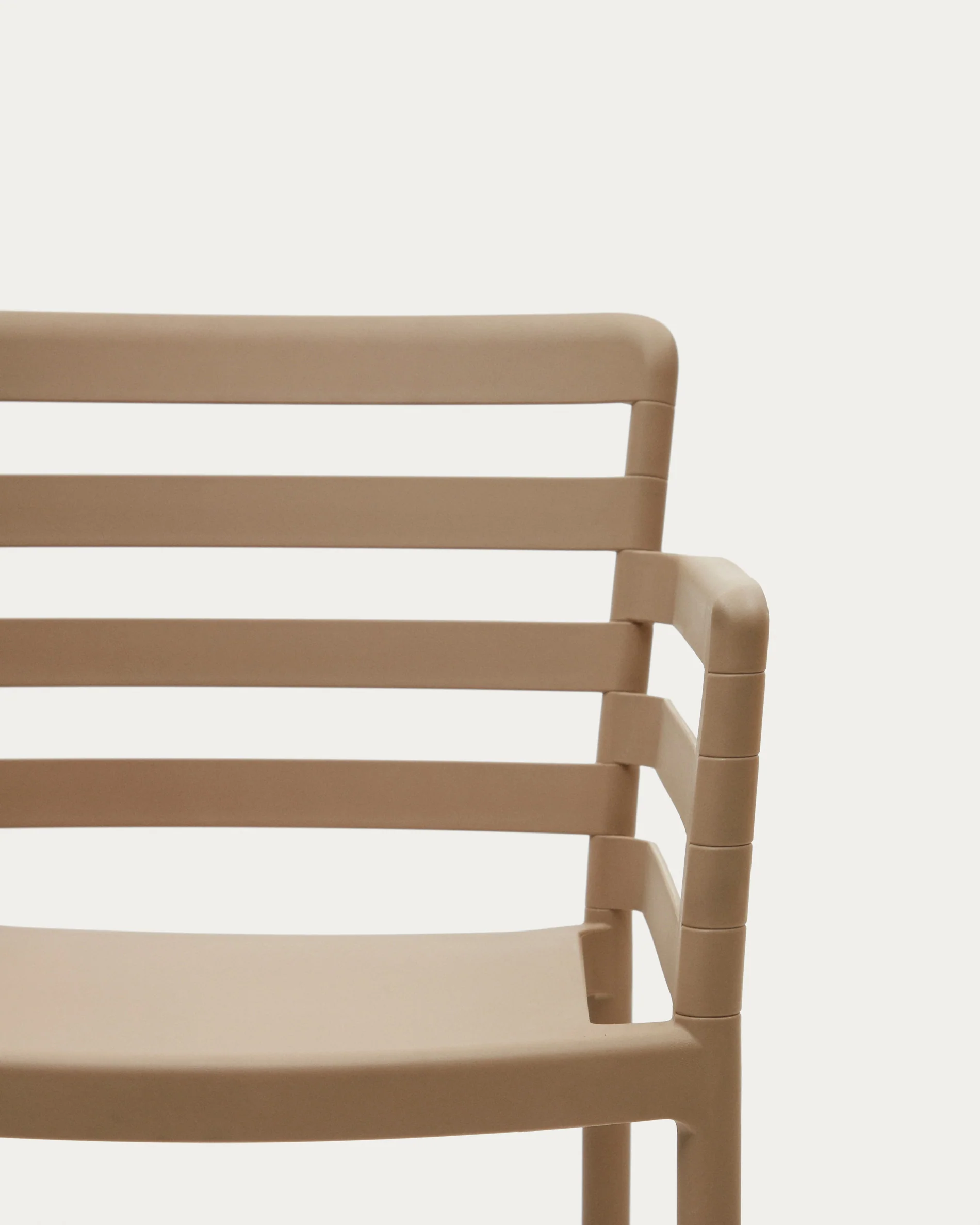 Nariet stapelbarer Gartenstuhl aus Kunststoff in Beige - Image 9