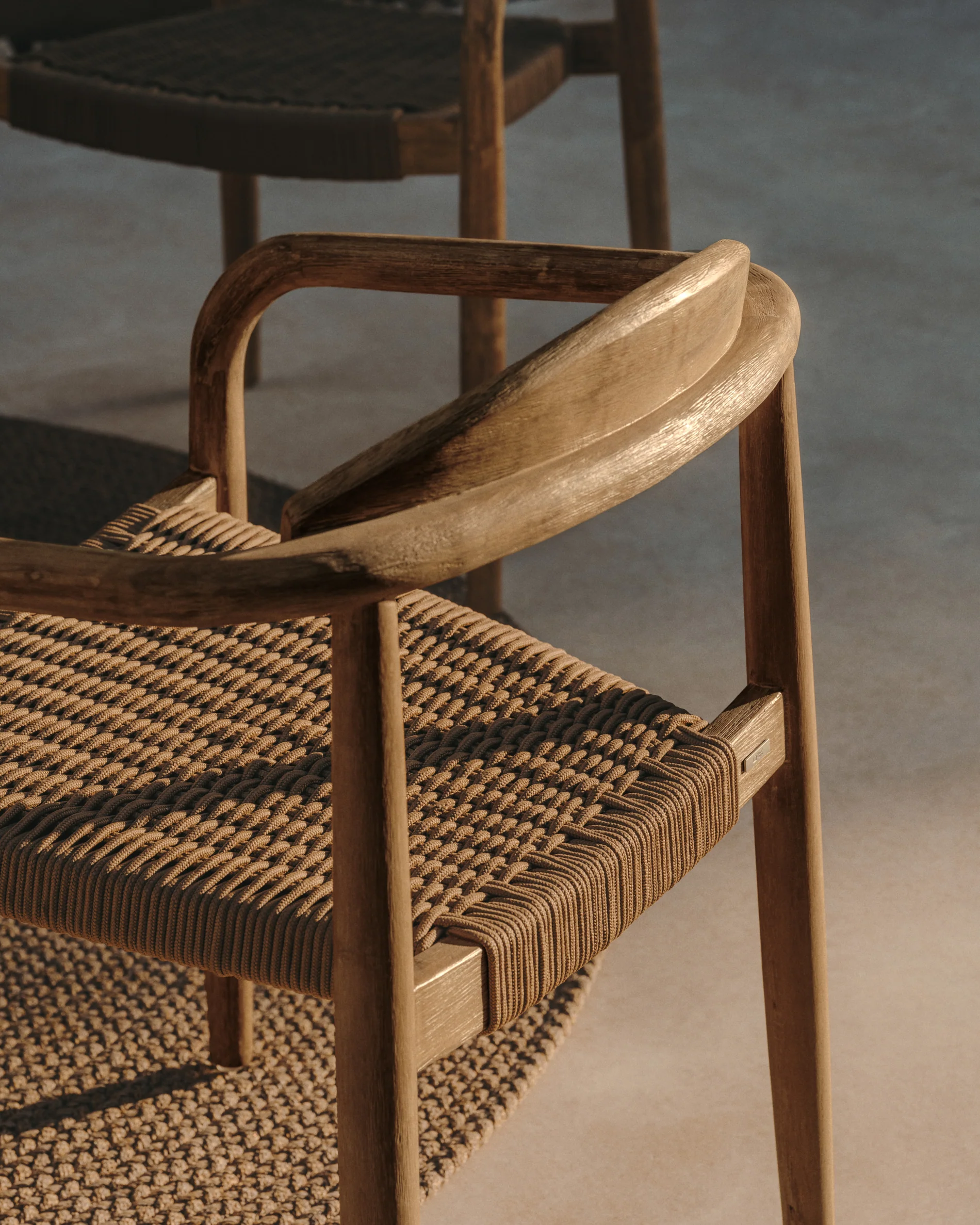 Nina stapelbarer In/Outdoor-Stuhl aus massivem Akazienholz und Seil in Beige FSC 100% - Image 4