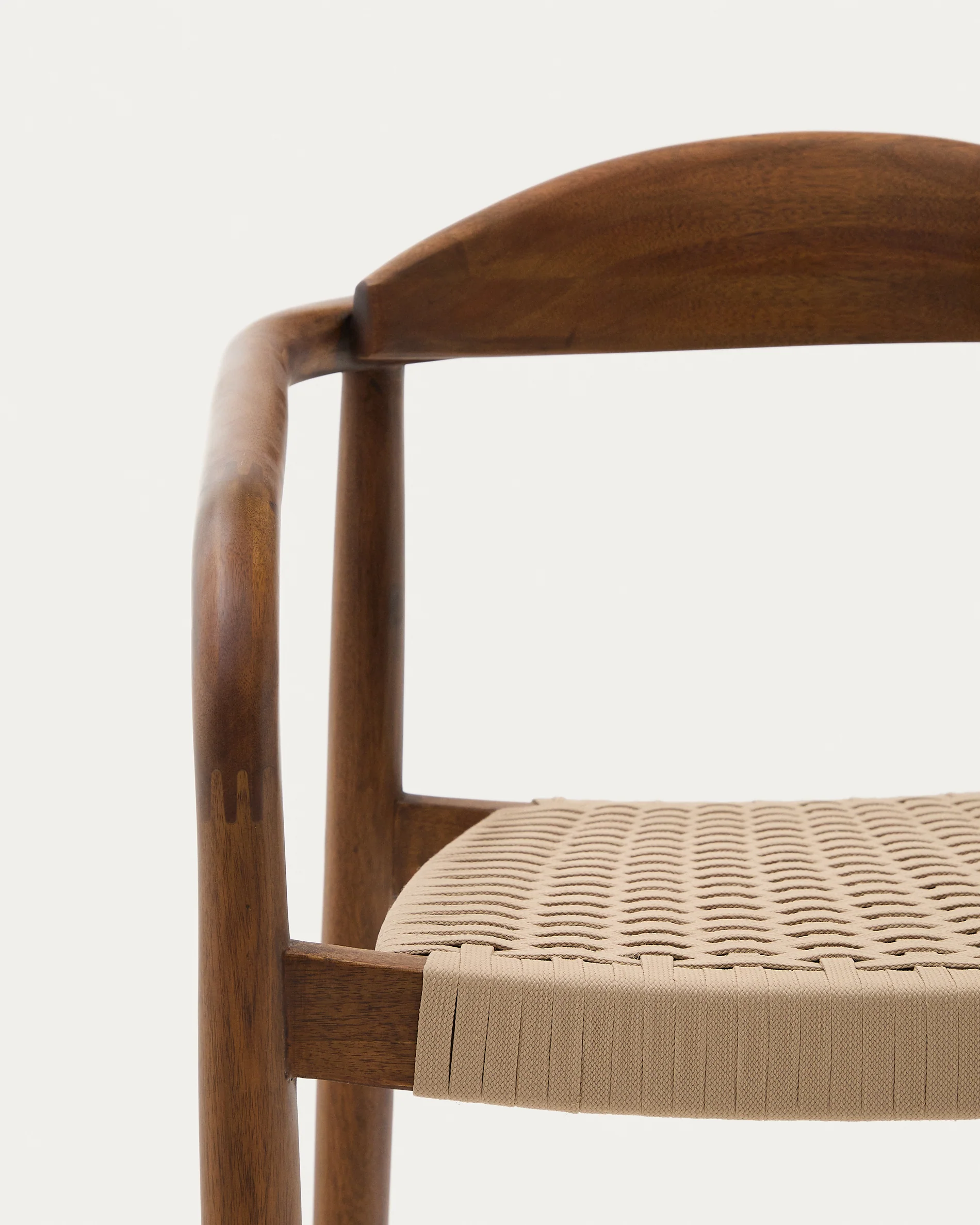Nina stapelbarer Stuhl aus massivem Akazienholz mit Nussholzfinish und Seil in Beige FSC 100% - Image 10