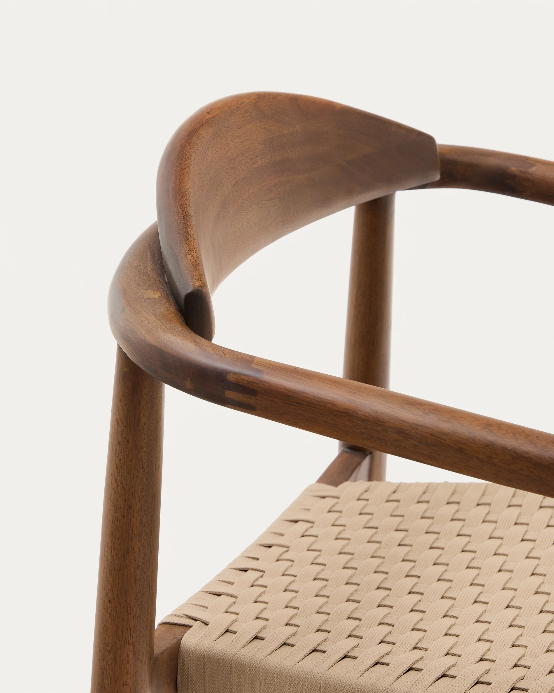 Nina stapelbarer Stuhl aus massivem Akazienholz mit Nussholzfinish und Seil in Beige FSC 100% - Image 11