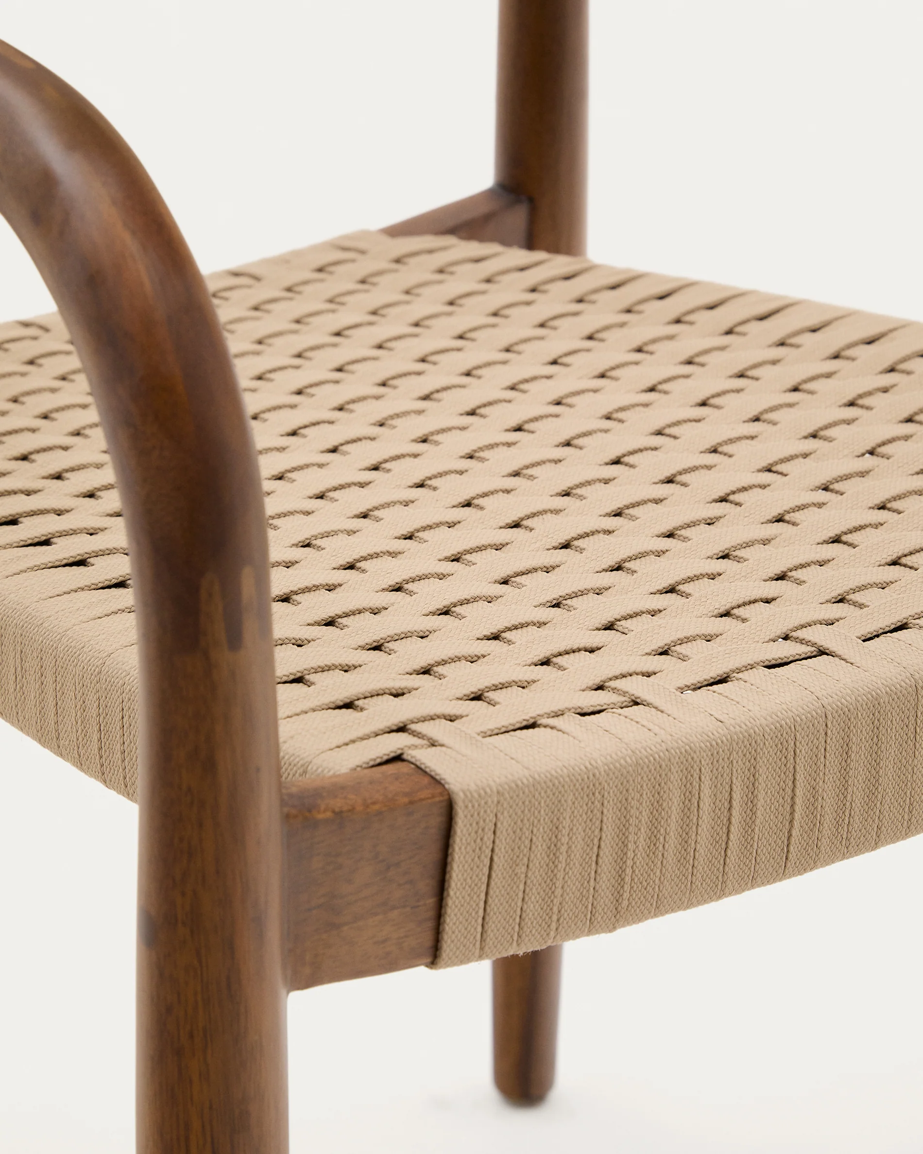 Nina stapelbarer Stuhl aus massivem Akazienholz mit Nussholzfinish und Seil in Beige FSC 100% - Image 12
