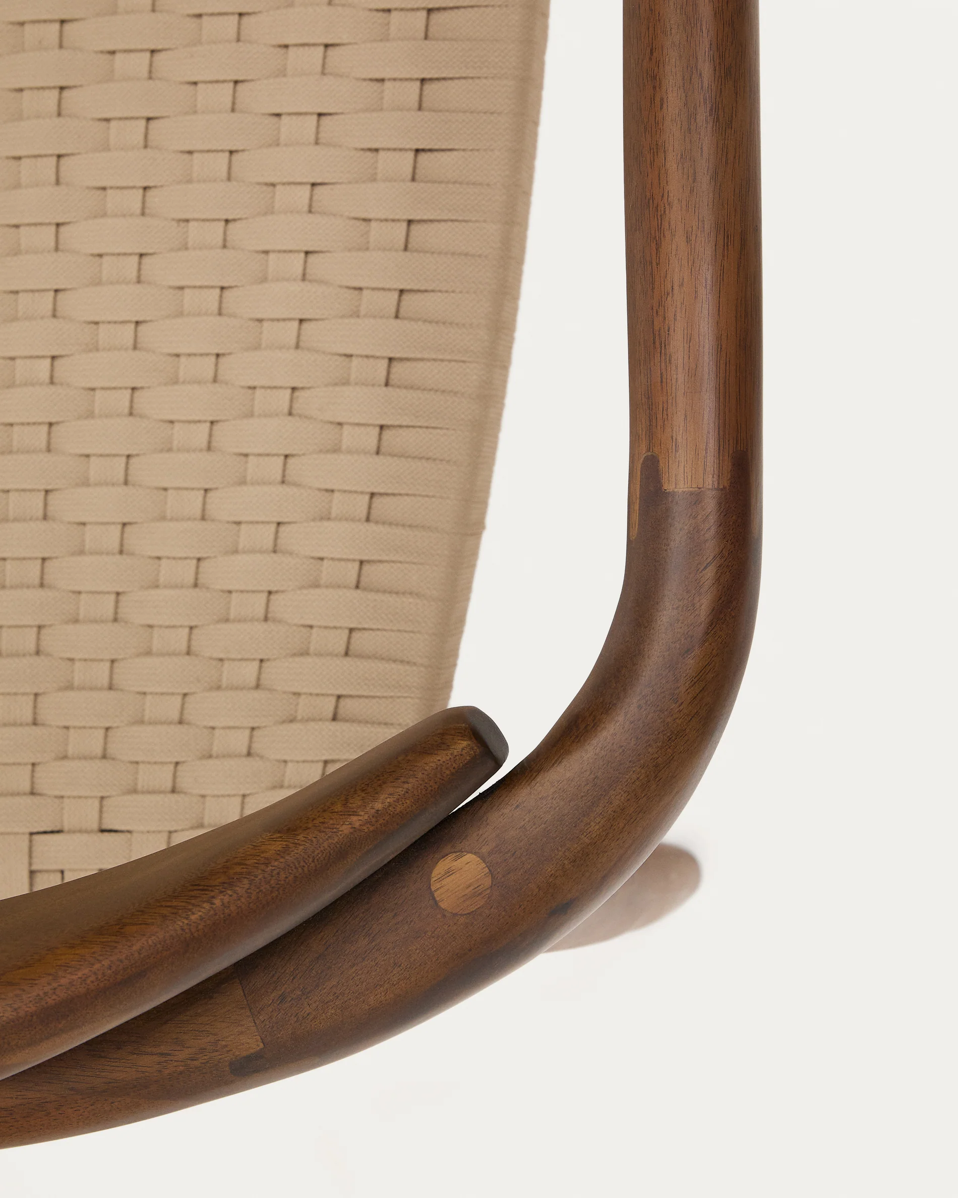 Nina stapelbarer Stuhl aus massivem Akazienholz mit Nussholzfinish und Seil in Beige FSC 100% - Image 13
