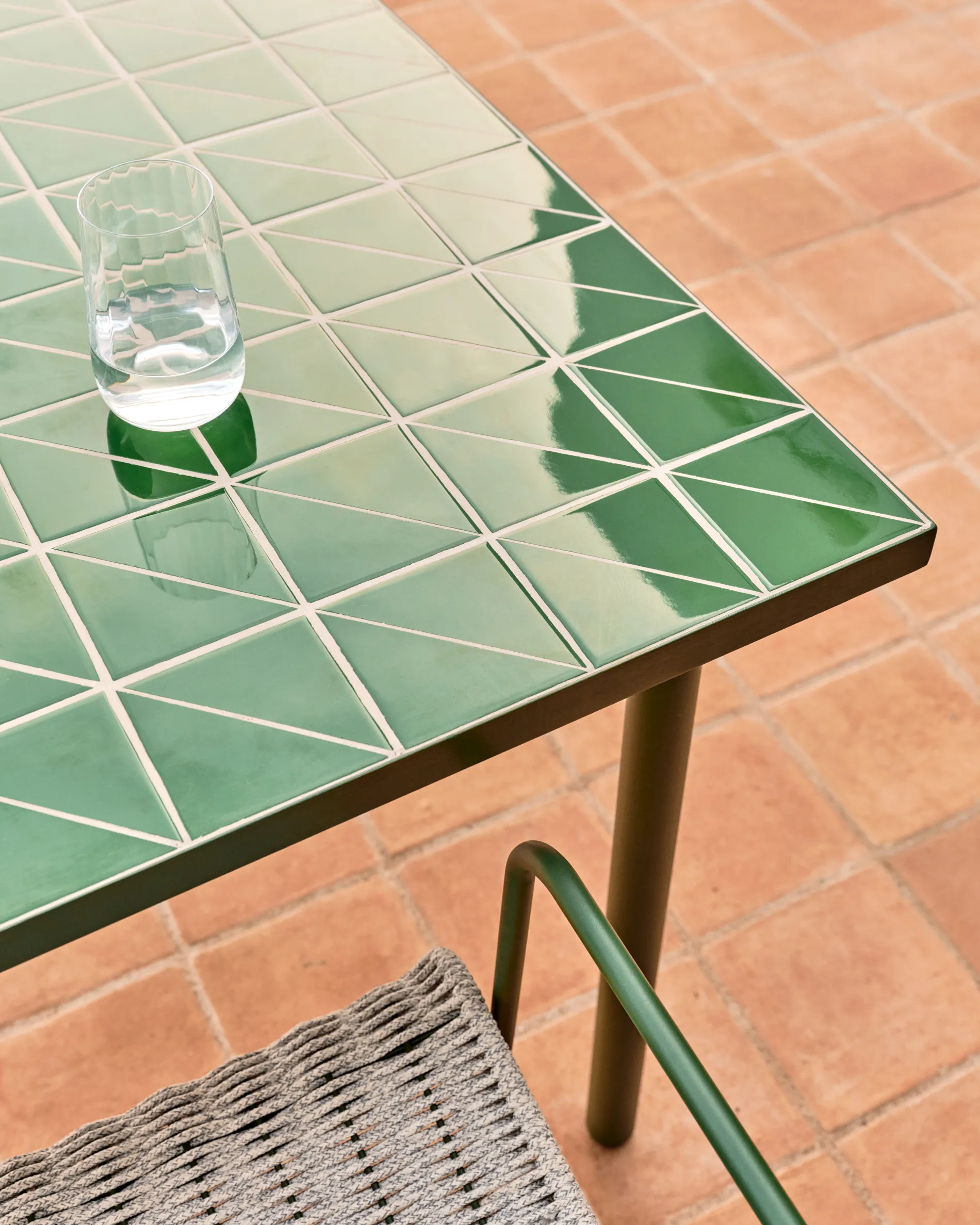 Outdoor-Tisch Maurina aus grün verzinktem Stahl und grünen Kacheln 223 x 101 cm - Image 4