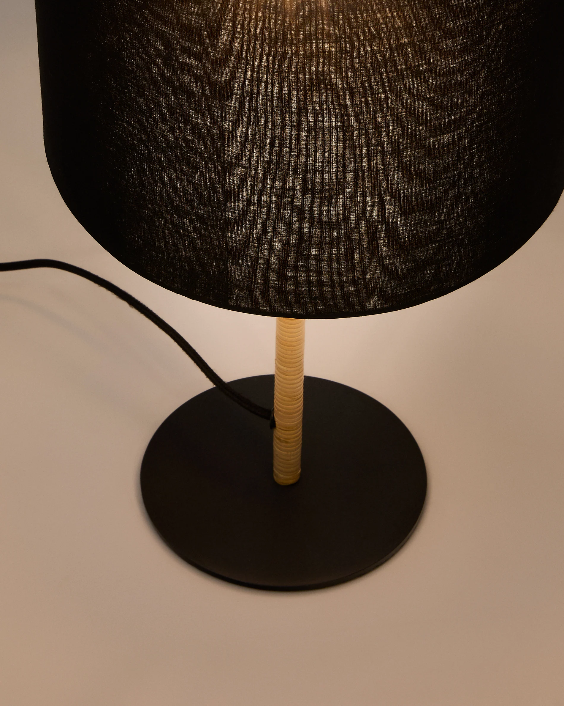 Pina Tischlampe aus Metall und Rattan mit schwarzem Baumwollschirm - Image 4