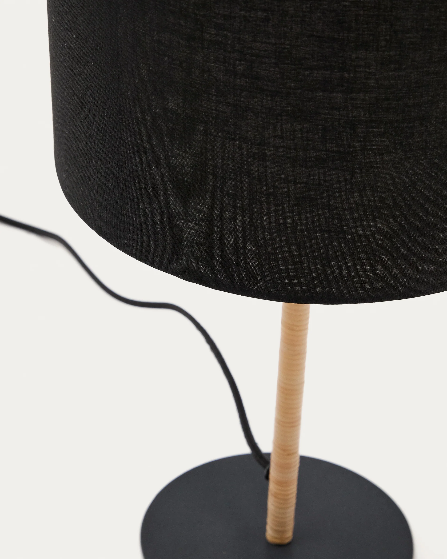 Pina Tischlampe aus Metall und Rattan mit schwarzem Baumwollschirm - Image 6
