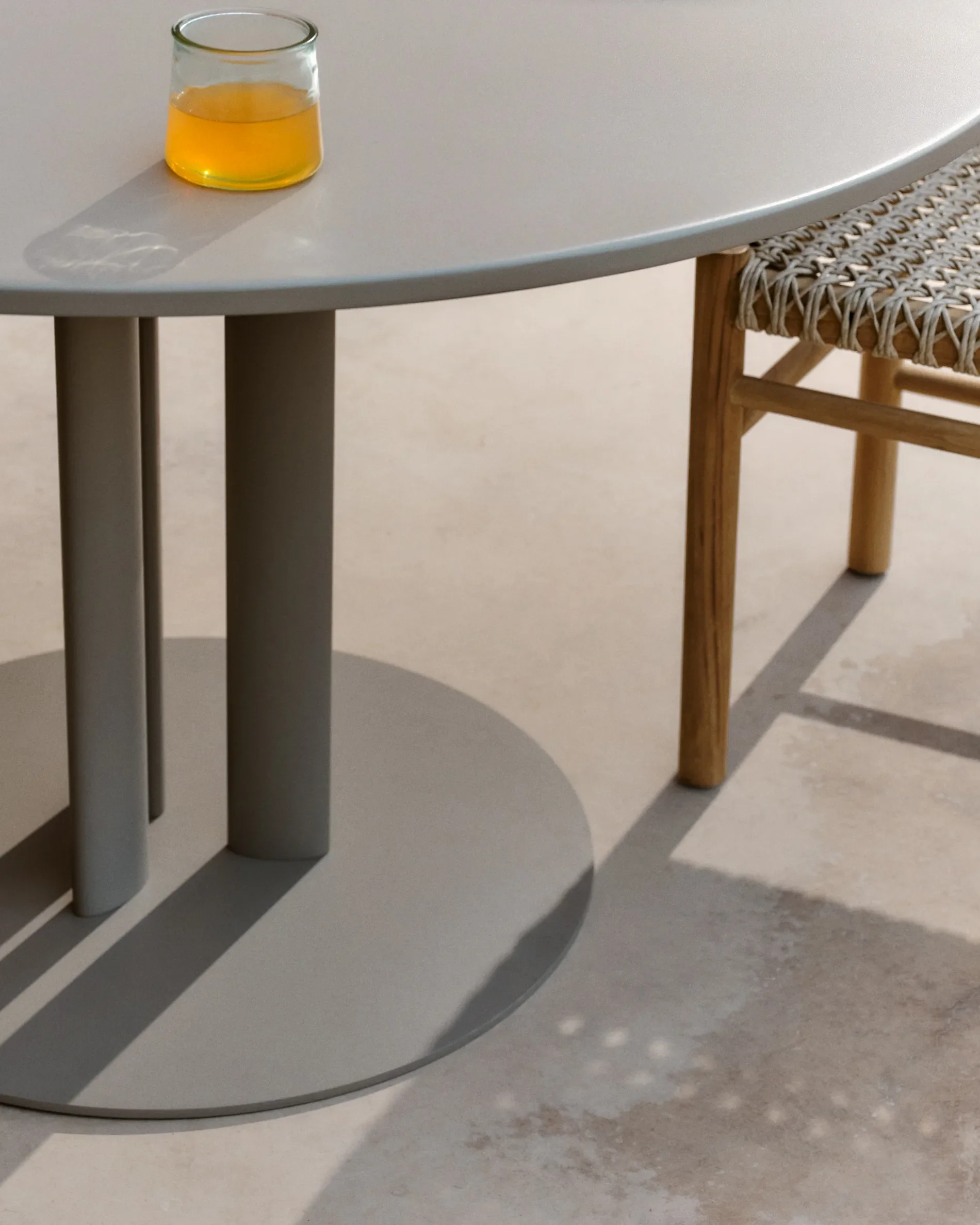Runder Outdoor-Tisch Sedalis aus Stahl mit taupefarbener Tischplatte aus Aluminium Ø120 cm - Image 3
