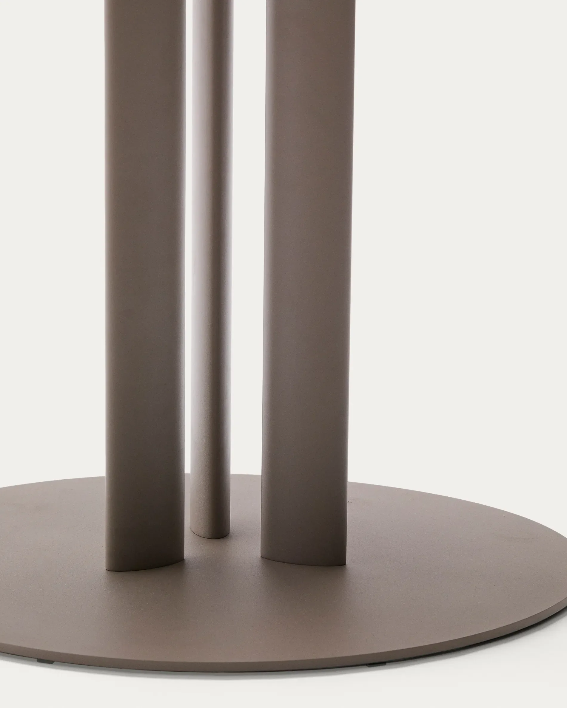 Runder Outdoor-Tisch Sedalis aus Stahl mit taupefarbener Tischplatte aus Aluminium Ø120 cm - Image 4
