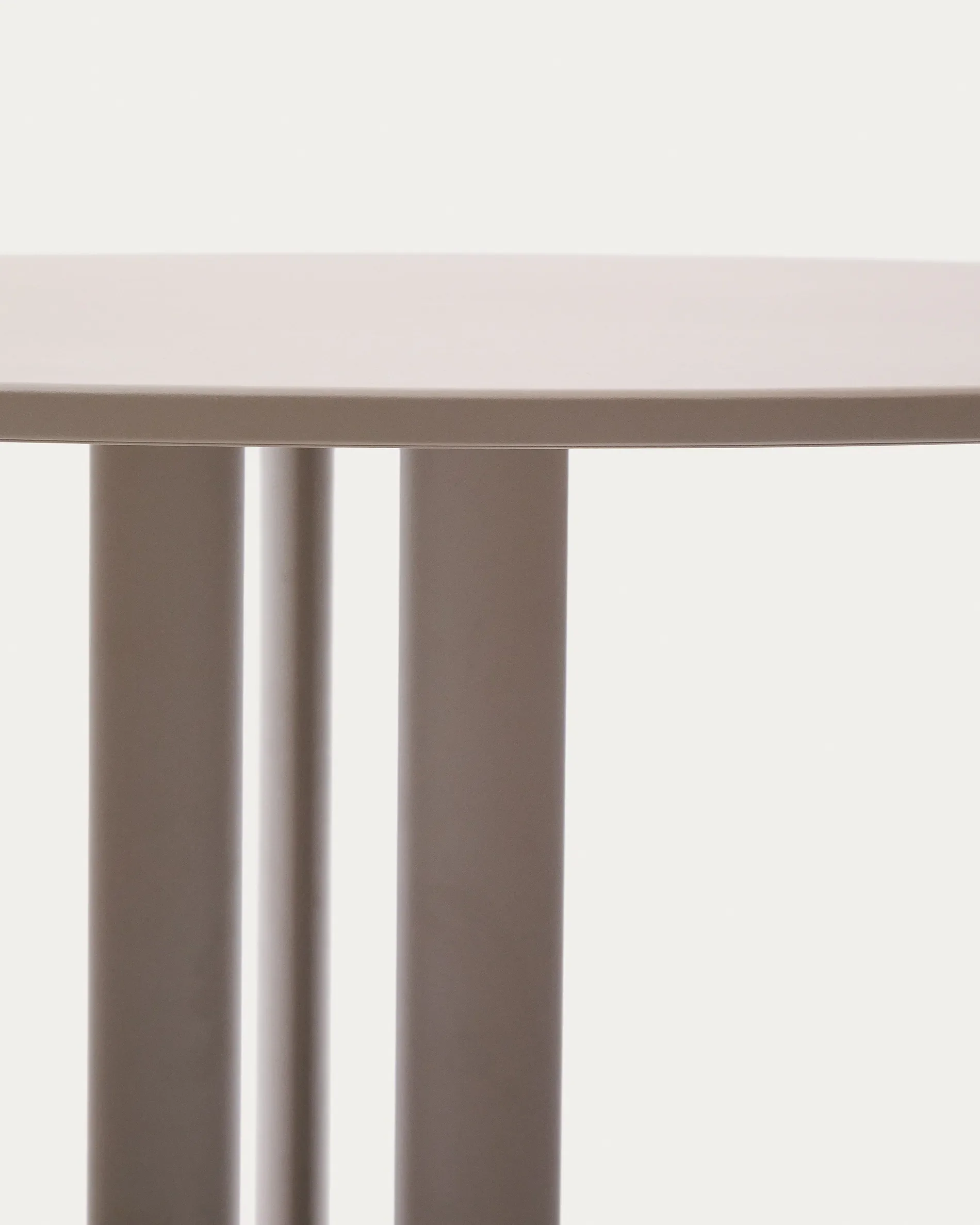Runder Outdoor-Tisch Sedalis aus Stahl mit taupefarbener Tischplatte aus Aluminium Ø120 cm - Image 5
