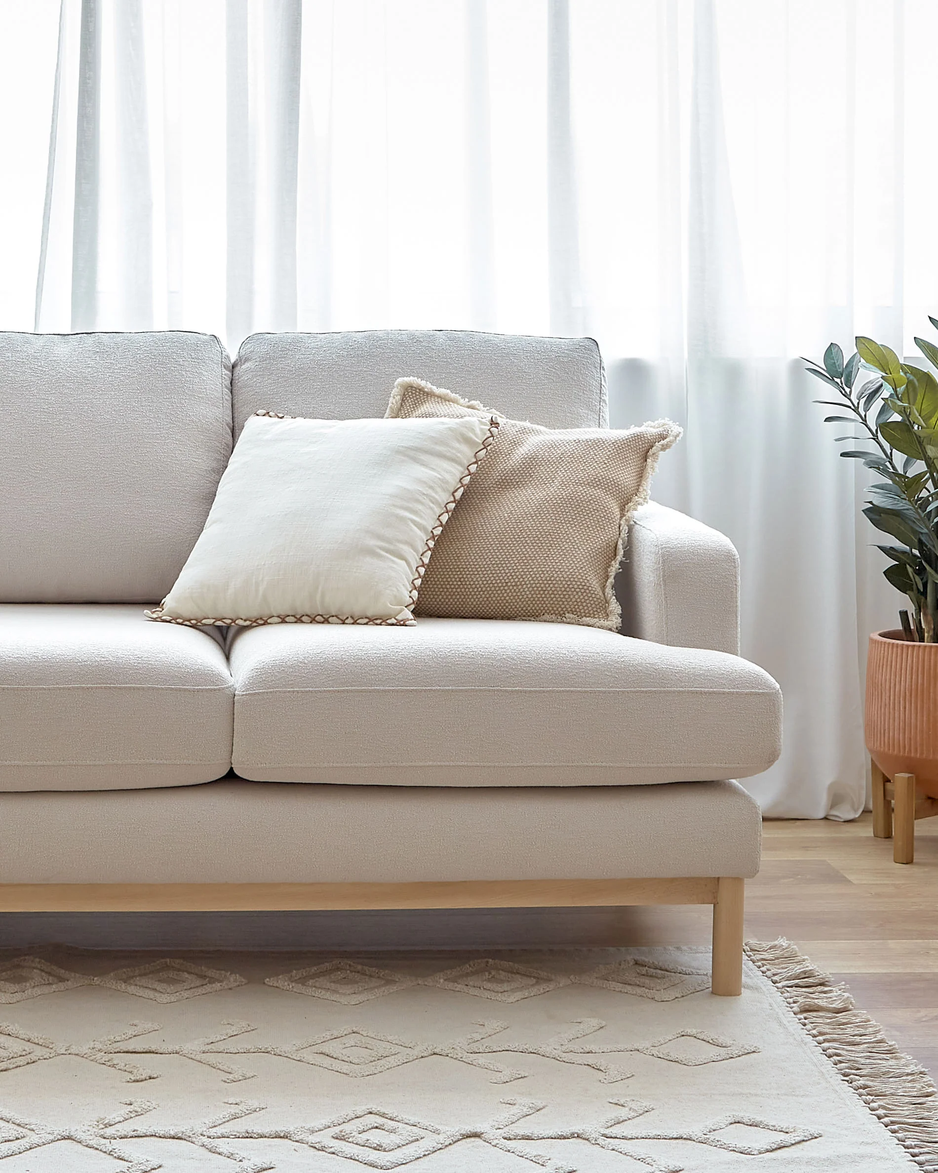 Sofa Mihaela für 3 Sitzer mit Mikro-Bouclé-Bezug in Weiß 203 cm FSC Mix Credit - Image 5