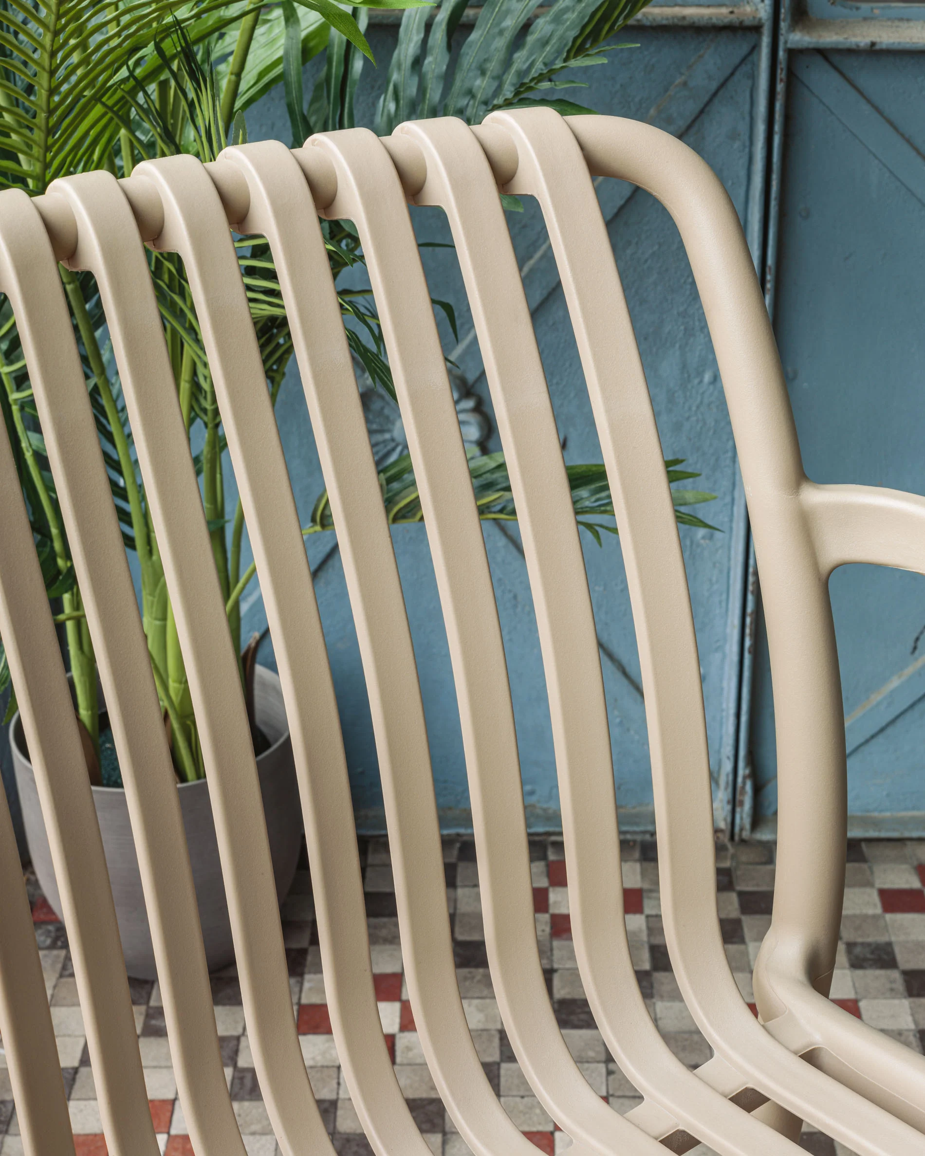 Stapelbarer Outdoor Stuhl Isabellini beige - Image 6