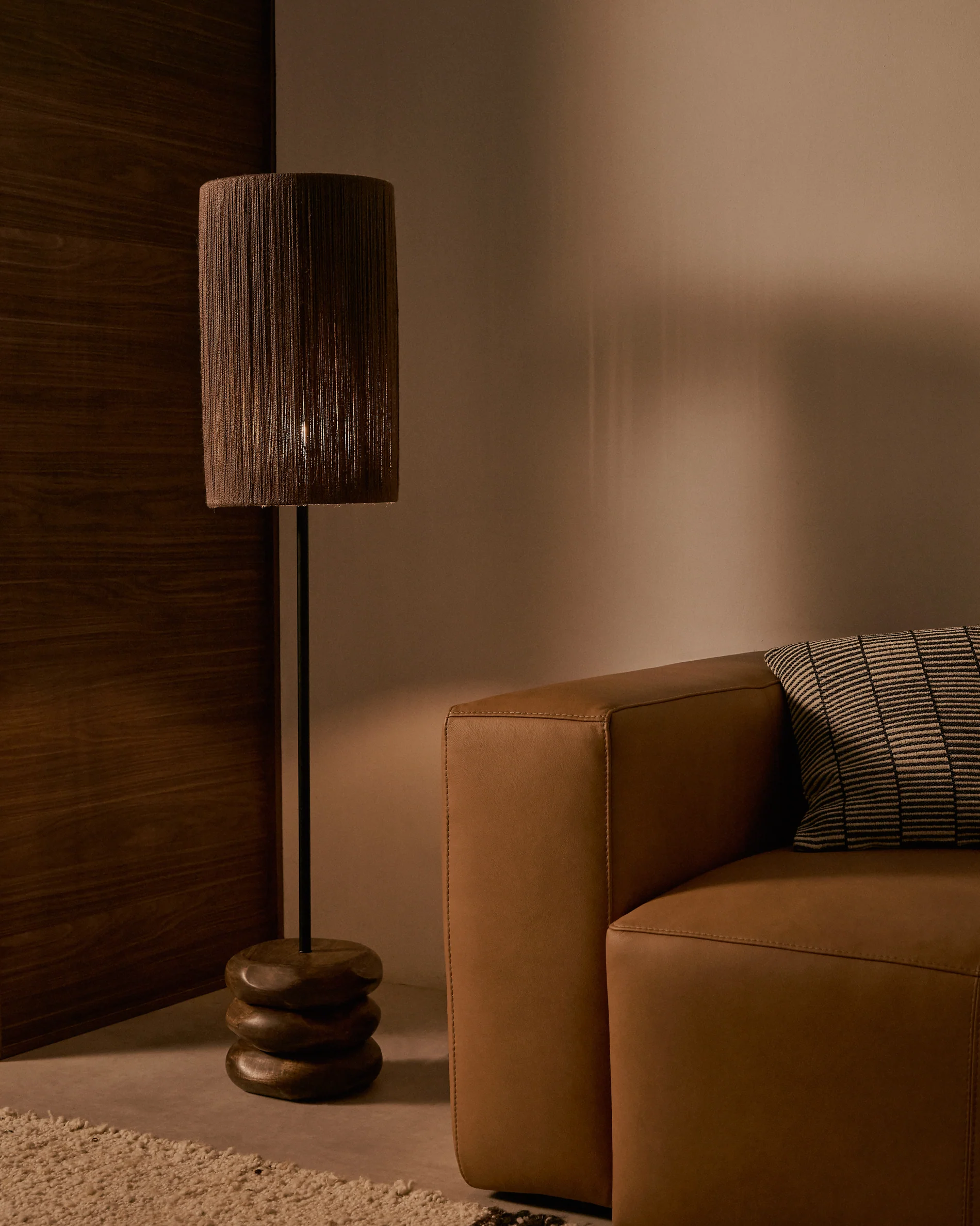 Stehlampe Kor aus Akazienholz mit dunklem Finish und Jute - Image 2