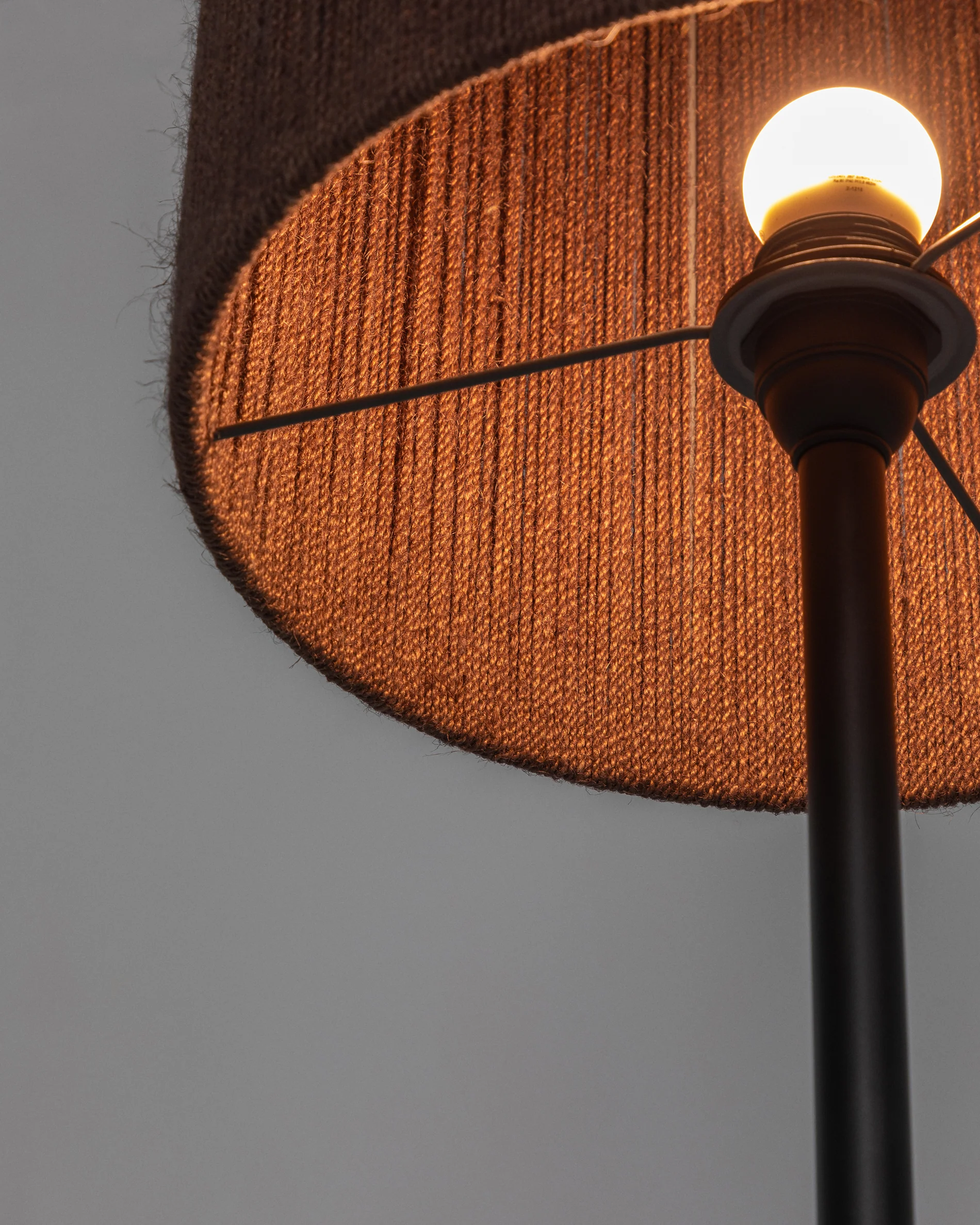 Stehlampe Kor aus Akazienholz mit dunklem Finish und Jute - Image 6