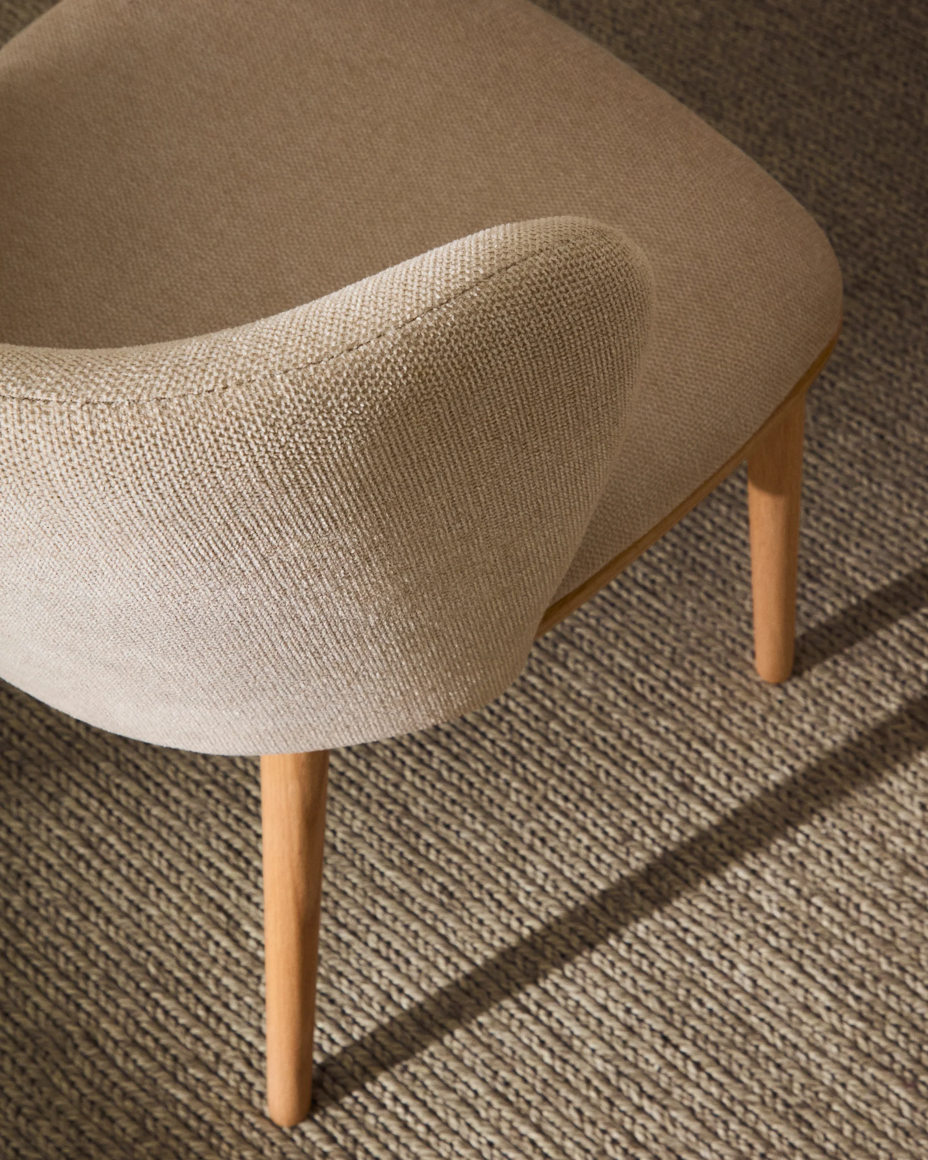 Stuhl Ciselia beige Chenille und massive Esche mit natürlichem Finish FSC Mix Credit - Image 6