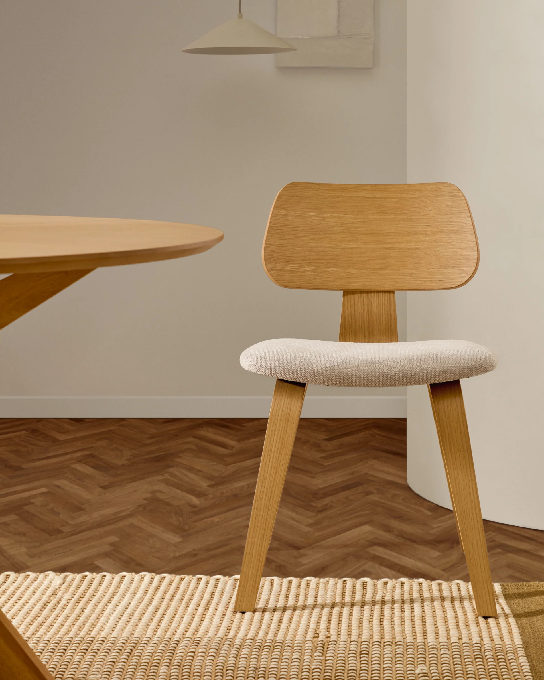 Stuhl Gena beige Chenille-Sitzfläche mit Eichenfurnier und Kautschukholzrahmen