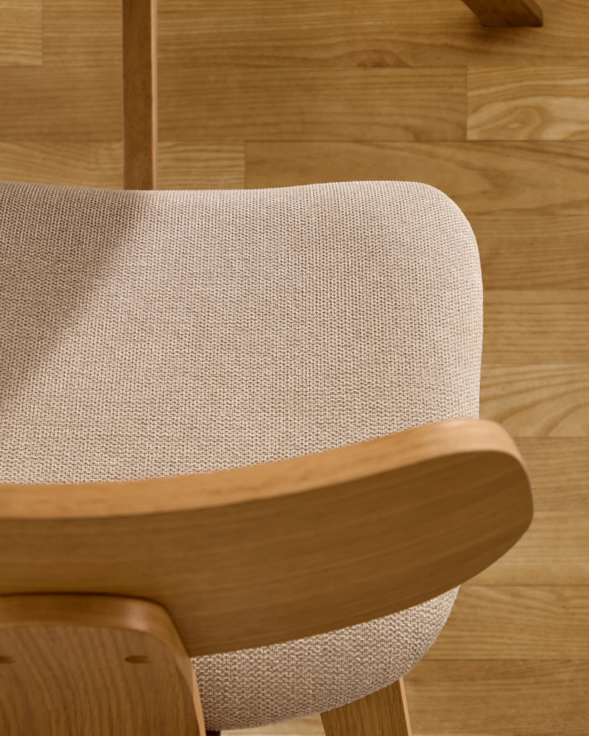 Stuhl Gena beige Chenille-Sitzfläche mit Eichenfurnier und Kautschukholzrahmen - Image 4