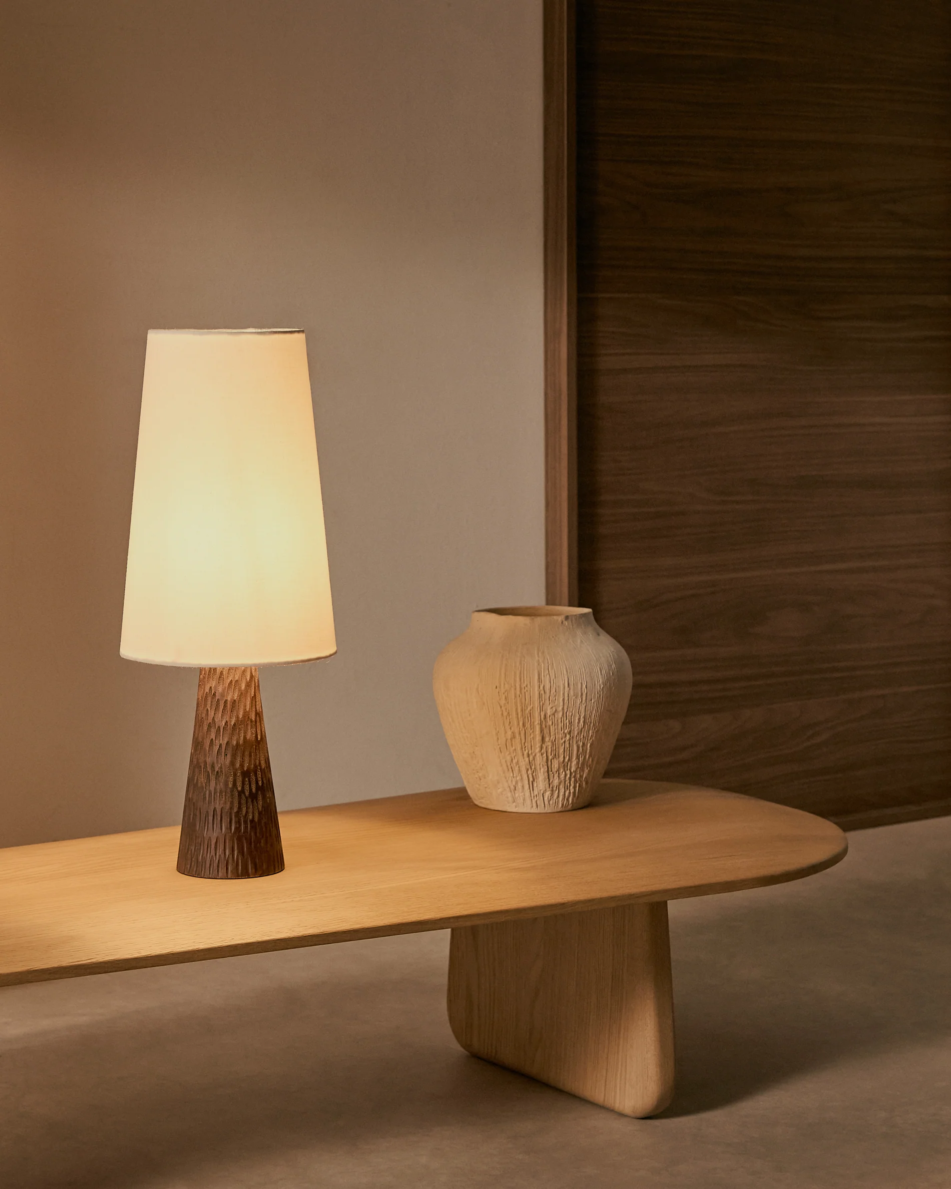 Tischleuchte Amire aus Holz mit dunklem Finish