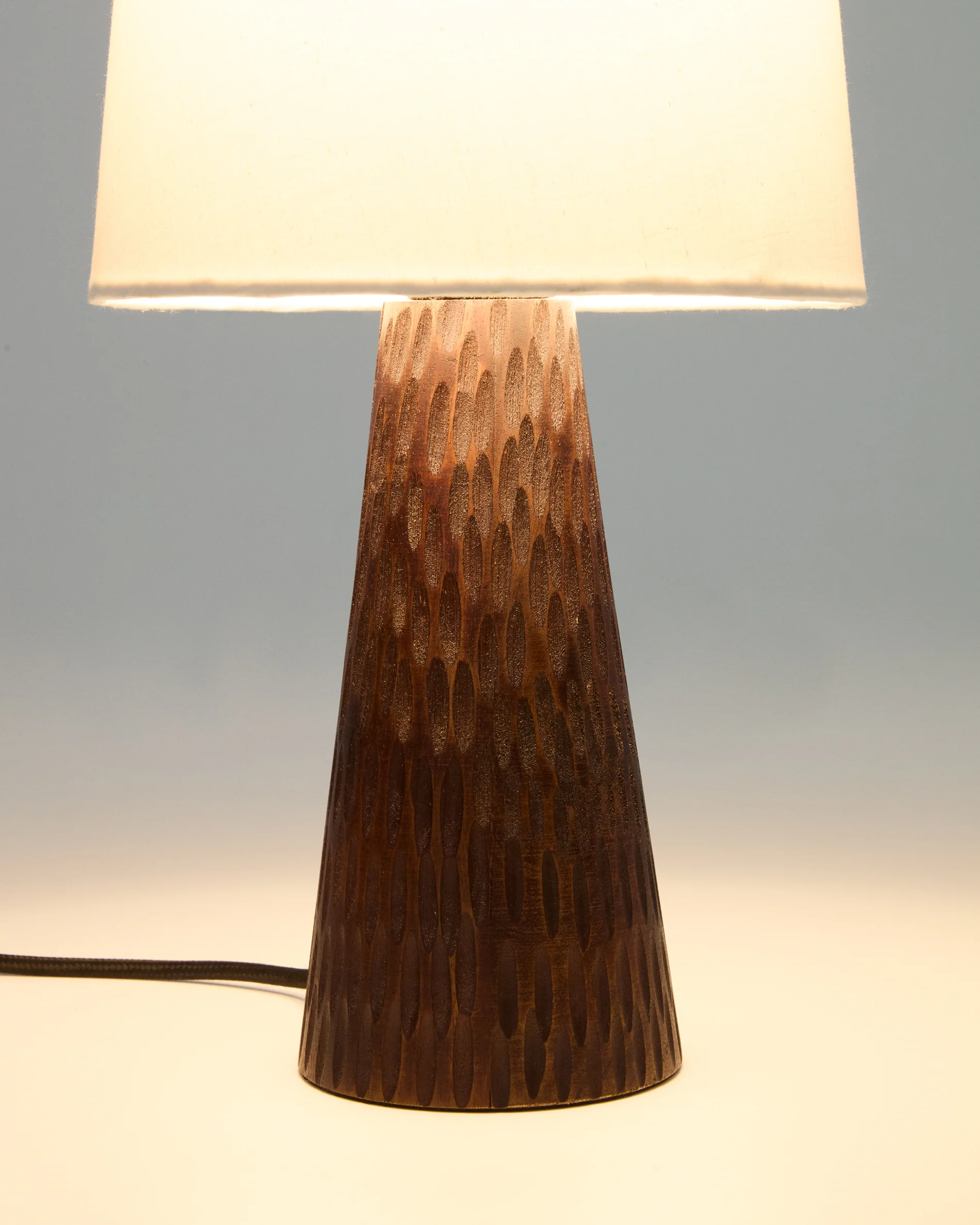 Tischleuchte Amire aus Holz mit dunklem Finish - Image 3