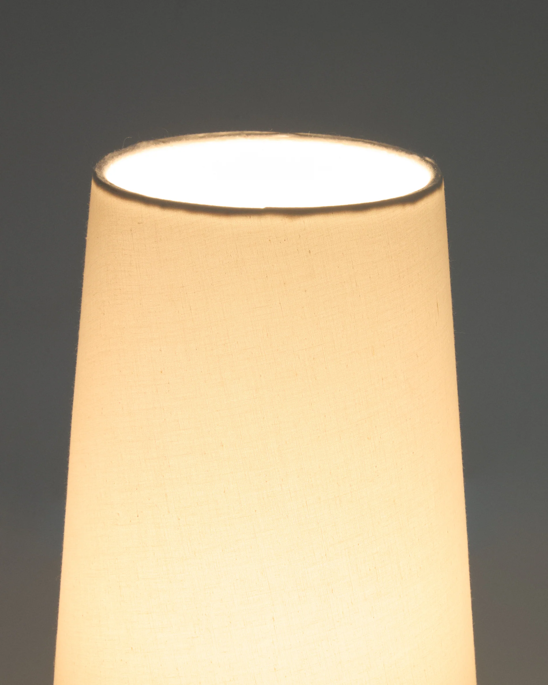 Tischleuchte Amire aus Holz mit dunklem Finish - Image 4