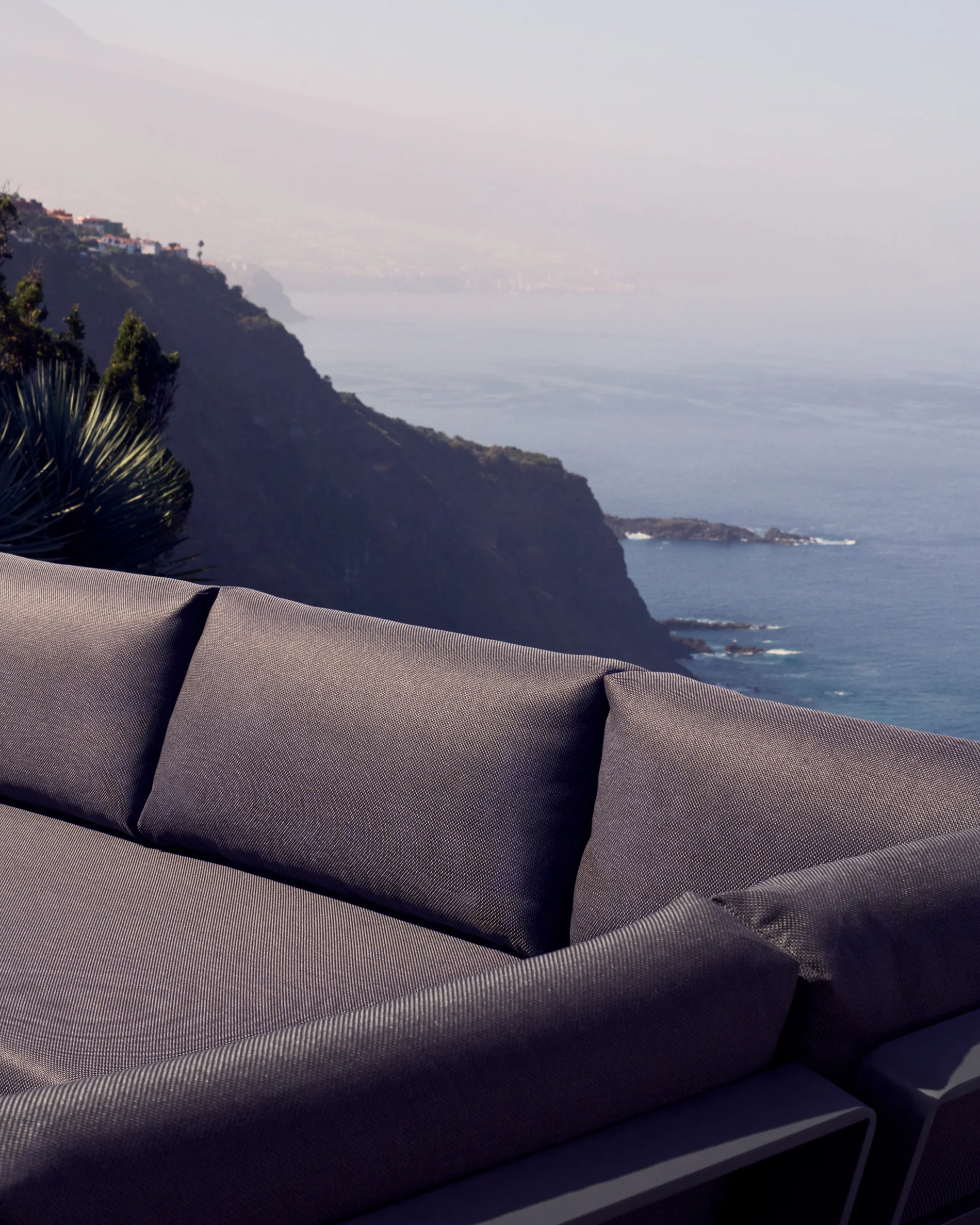 Tosqueta Set 5-Sitzer-Ecksofa und Tisch aus Aluminium und massivem Teakholz FSC 100% - Image 5