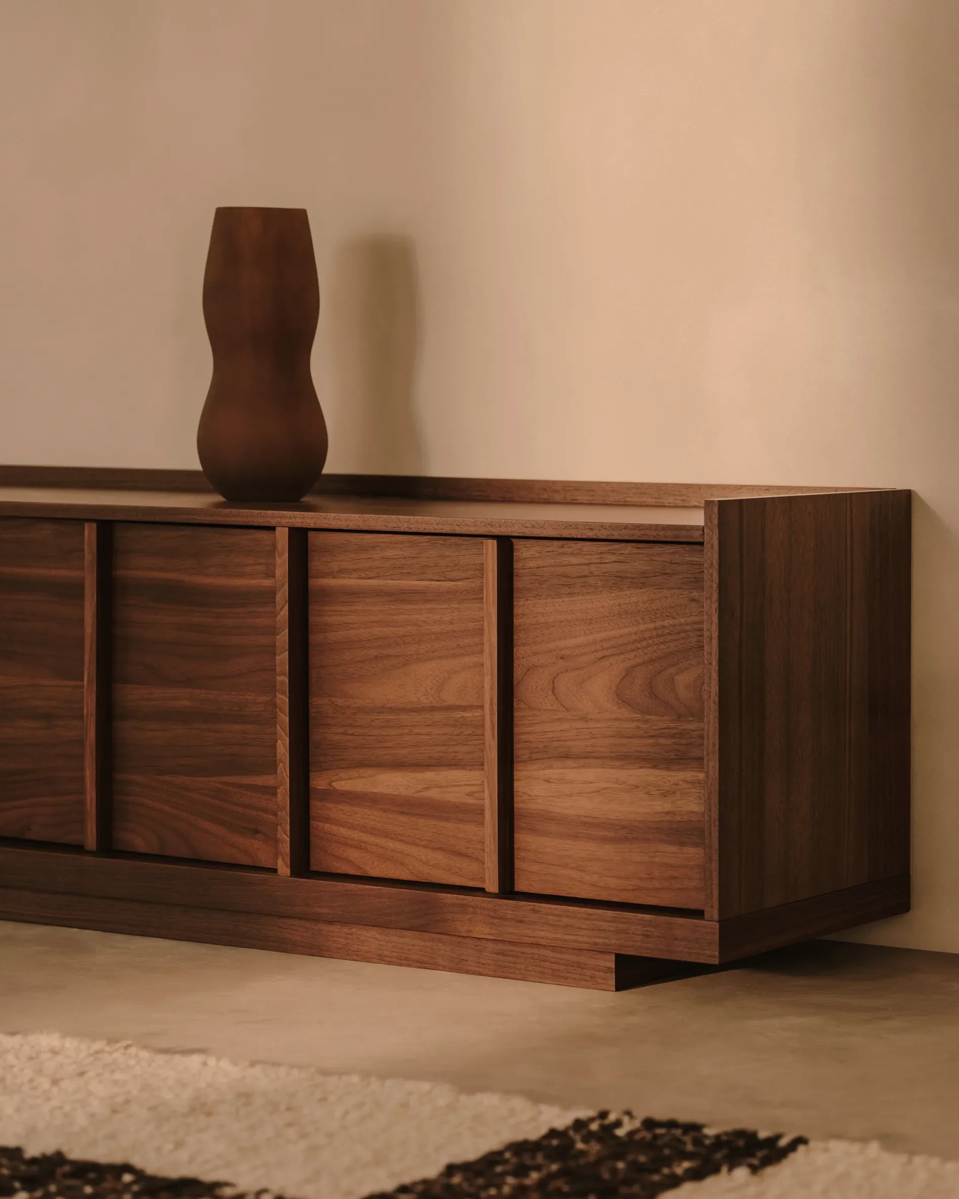 TV-Möbel Onix aus Walnussfurnier mit dunklem Finish 200 x 45 cm FSC Mix Credit - Image 3
