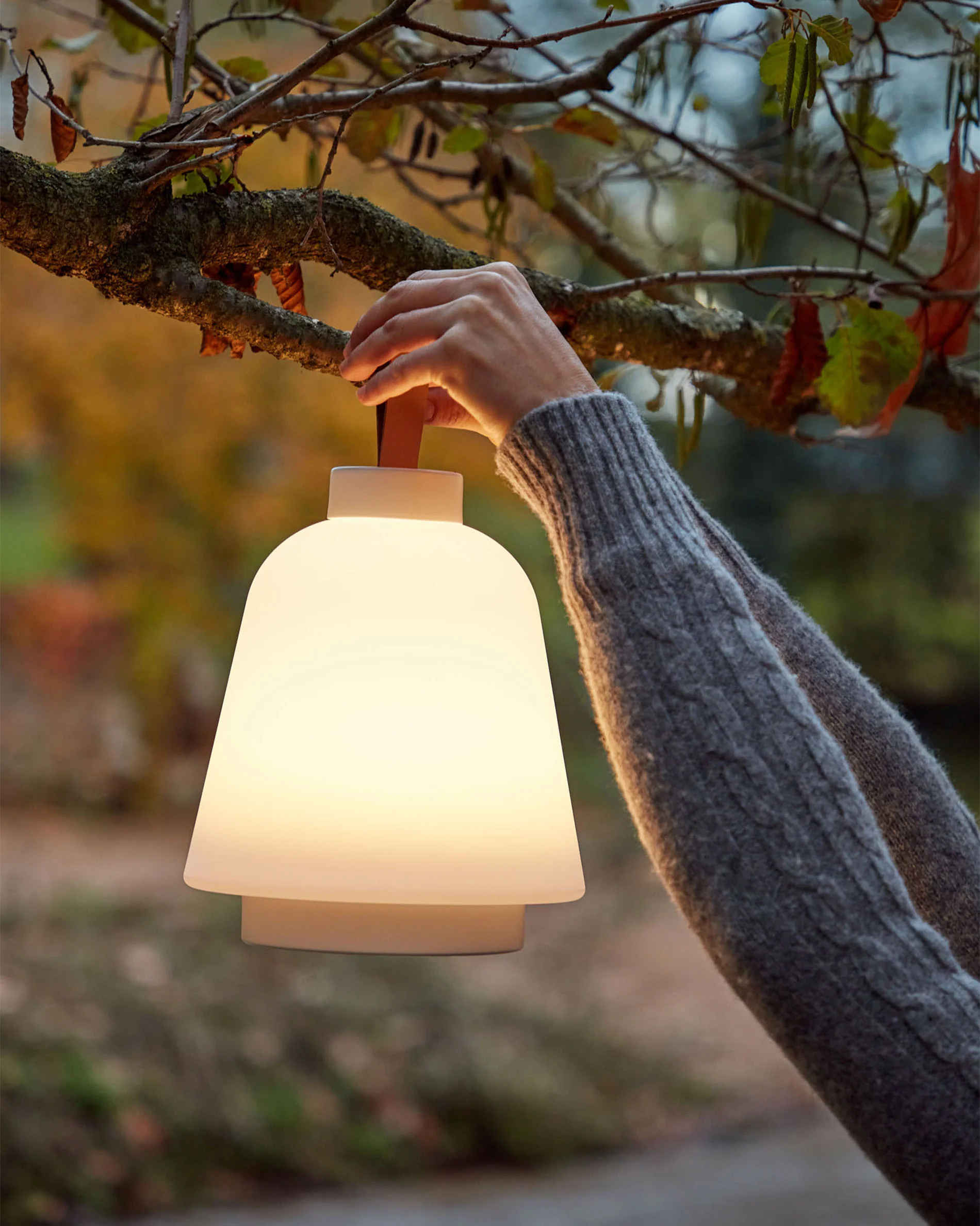 Udiya Tischlampe aus Polyethylen und Metall mit weißem Finish - Image 4